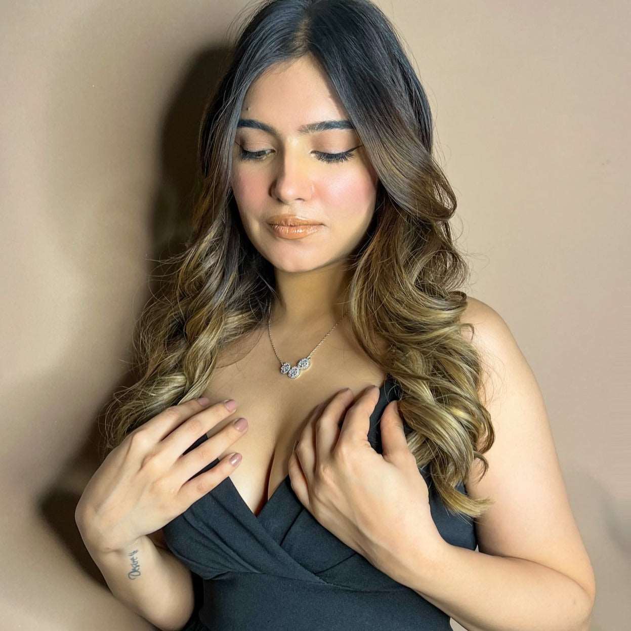 Akanksha Upneja Beautiful Three Stone Pendant Necklace - Abdesignsjewellery