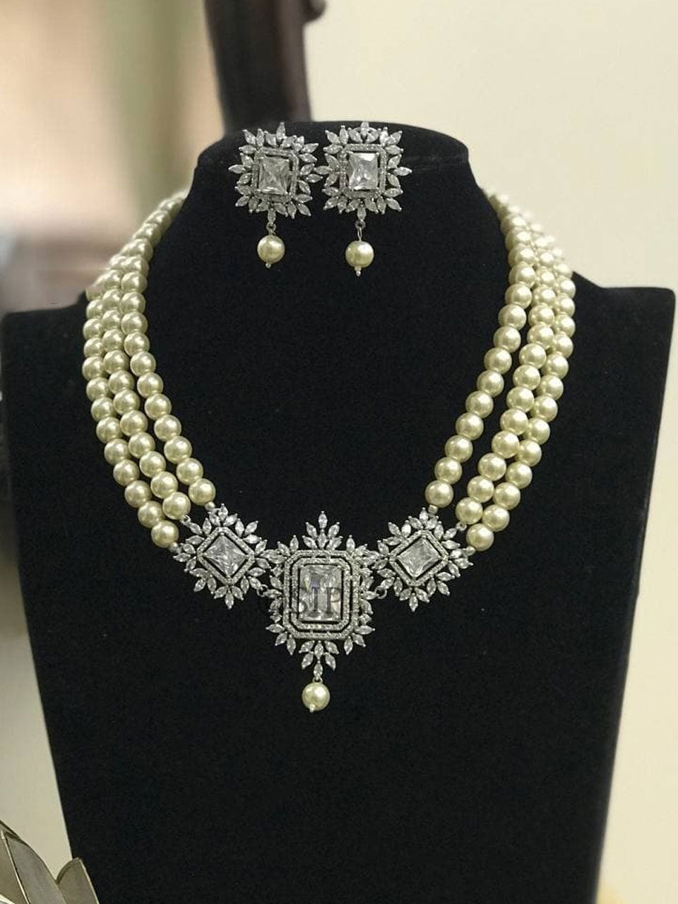 Luxurious Silver Plated Pearl Choker Diamond Necklace