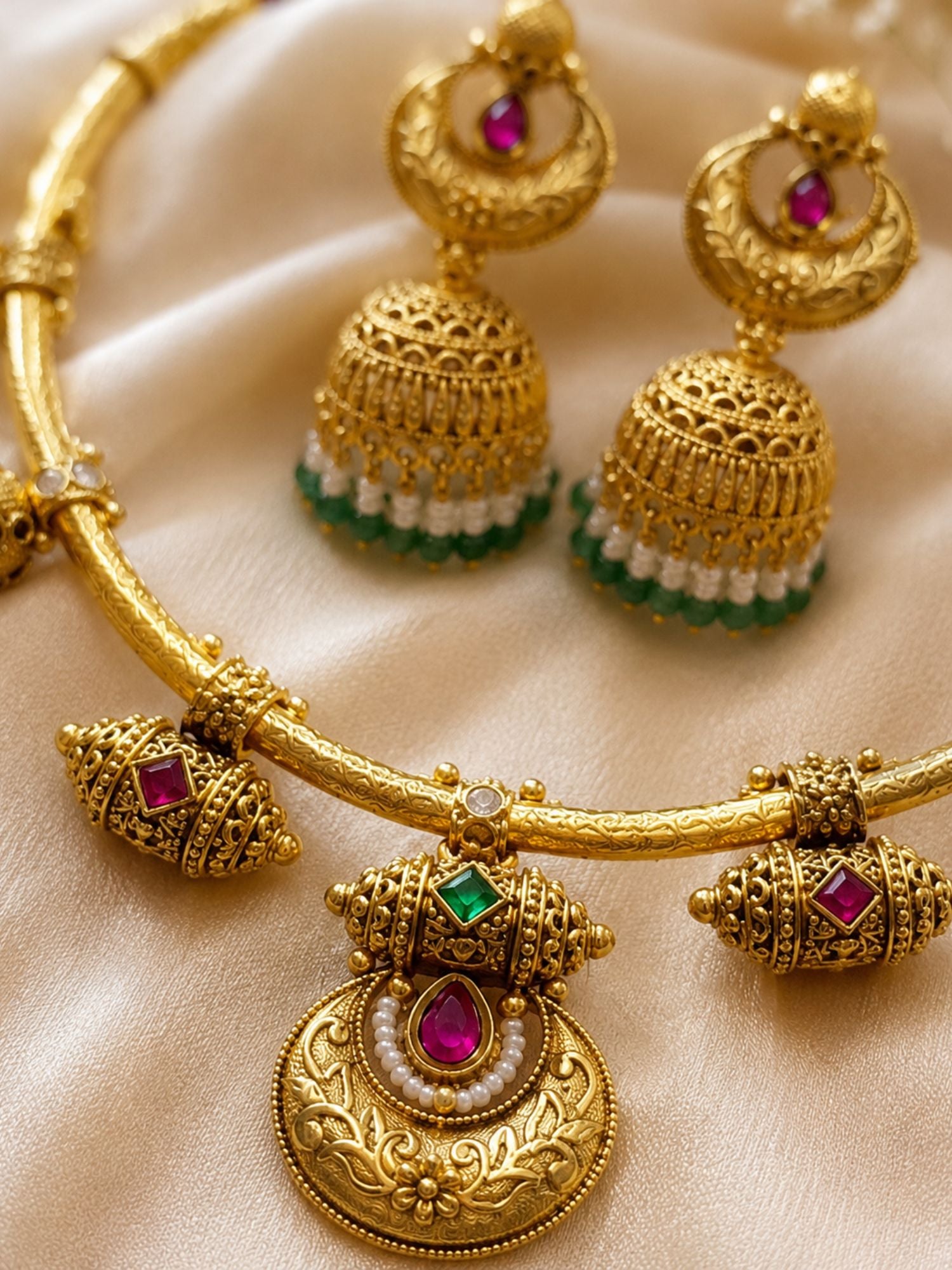 Traditional choker necklace gold