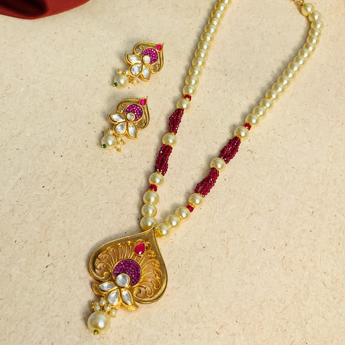 Mesmerizing Kundan Necklace & Earring