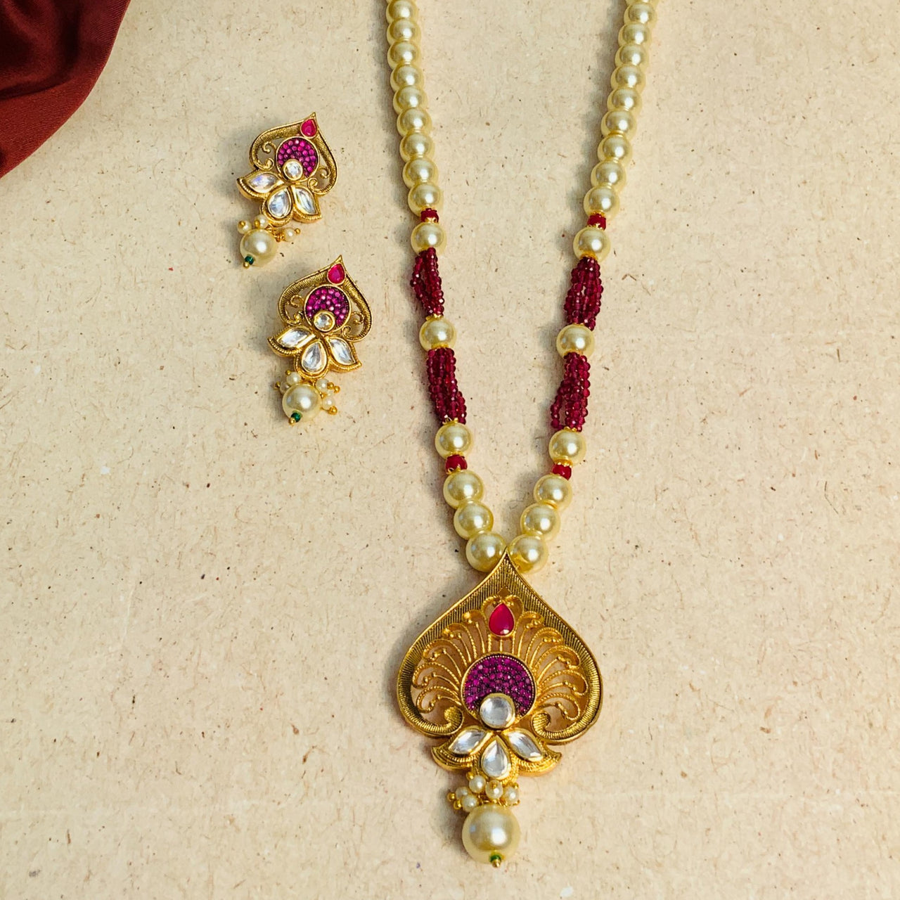 Mesmerizing Kundan Necklace & Earring