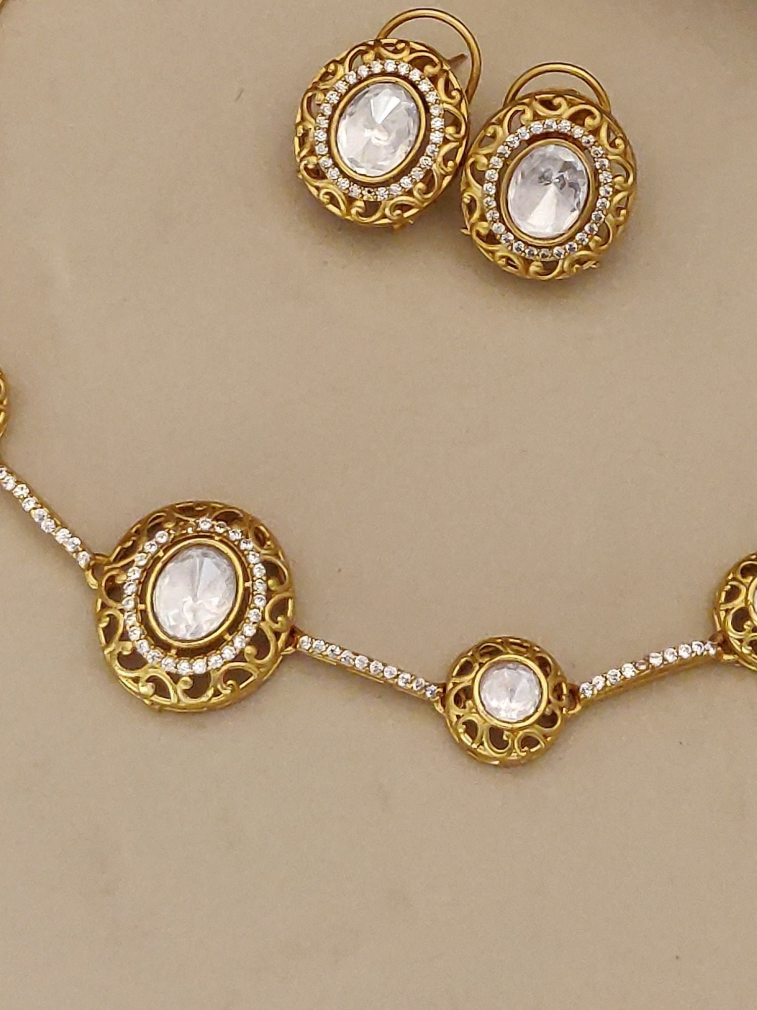 Kundan Polki necklace set in White with matching earrings, antique gold - view 6
