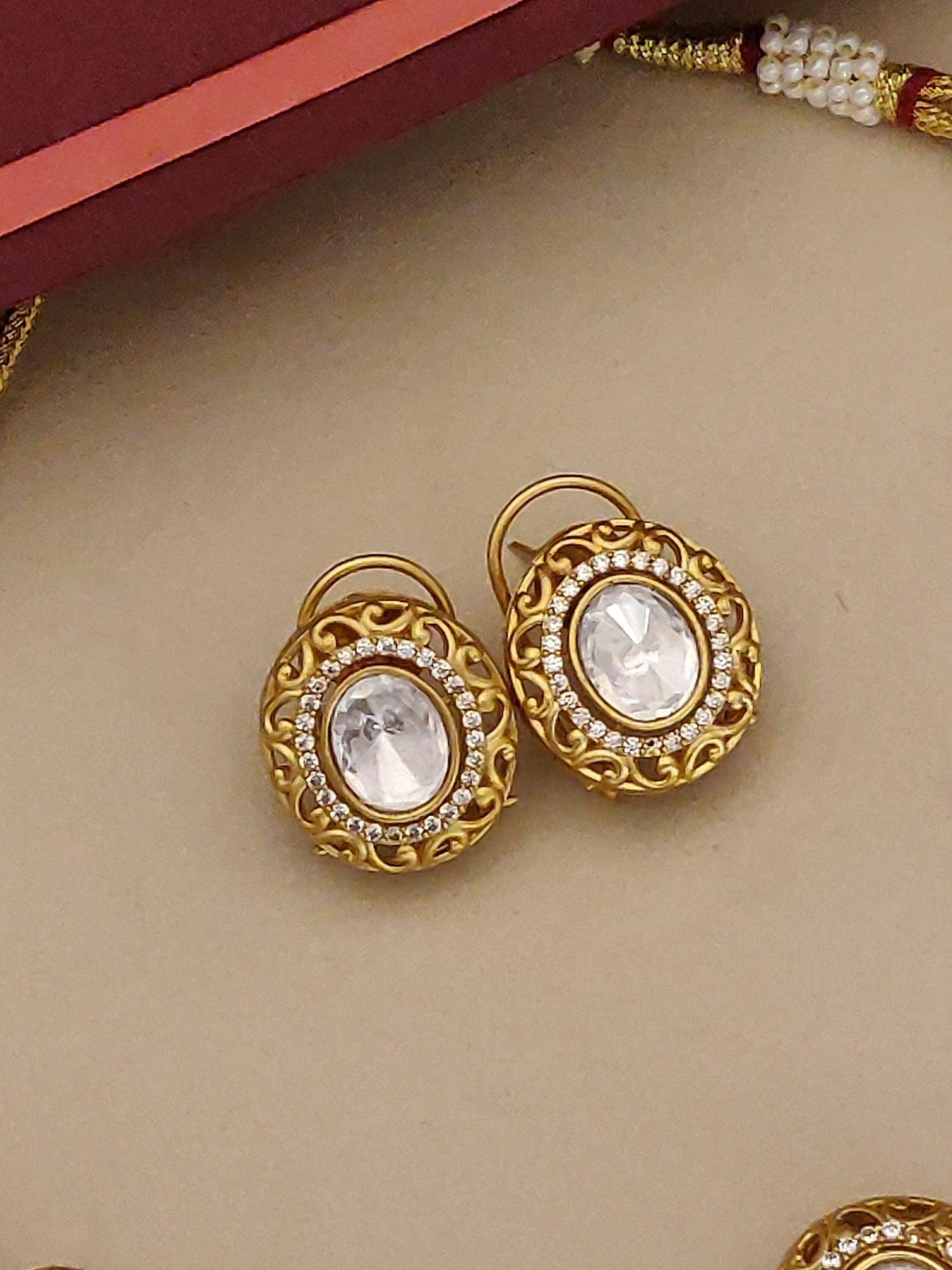 White Kundan Polki necklace set with earrings, antique gold plating - view 8