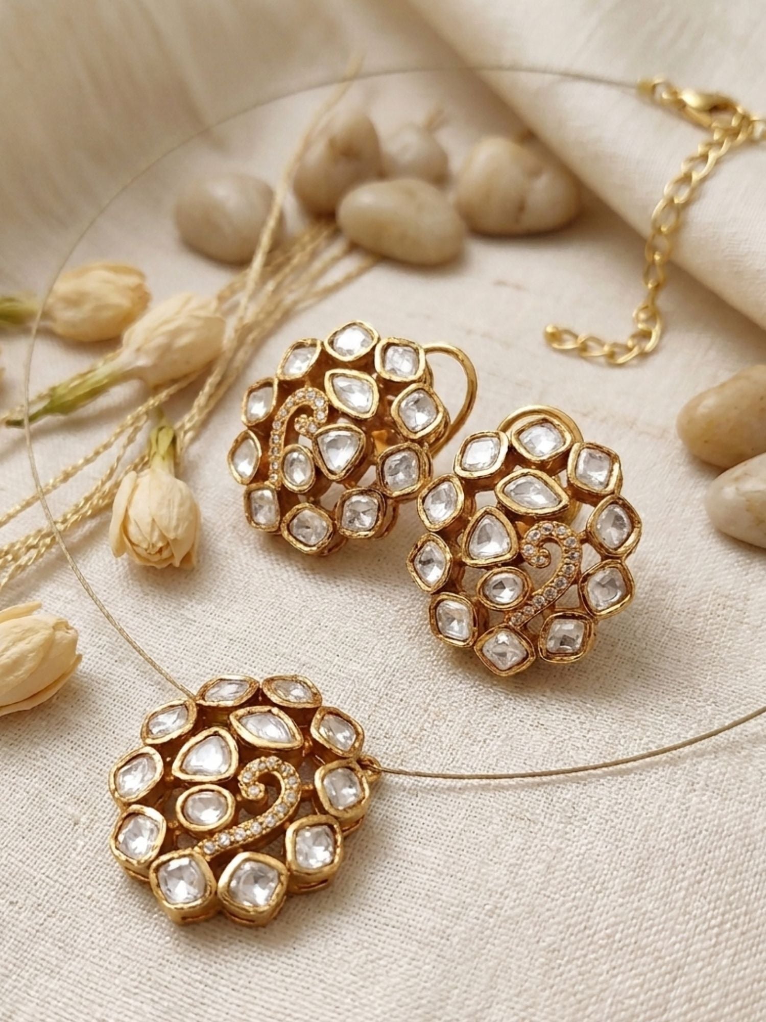 Abdesigns Minimal Gold Plated Necklace with Kundan Pendant & Stud Earrings Set