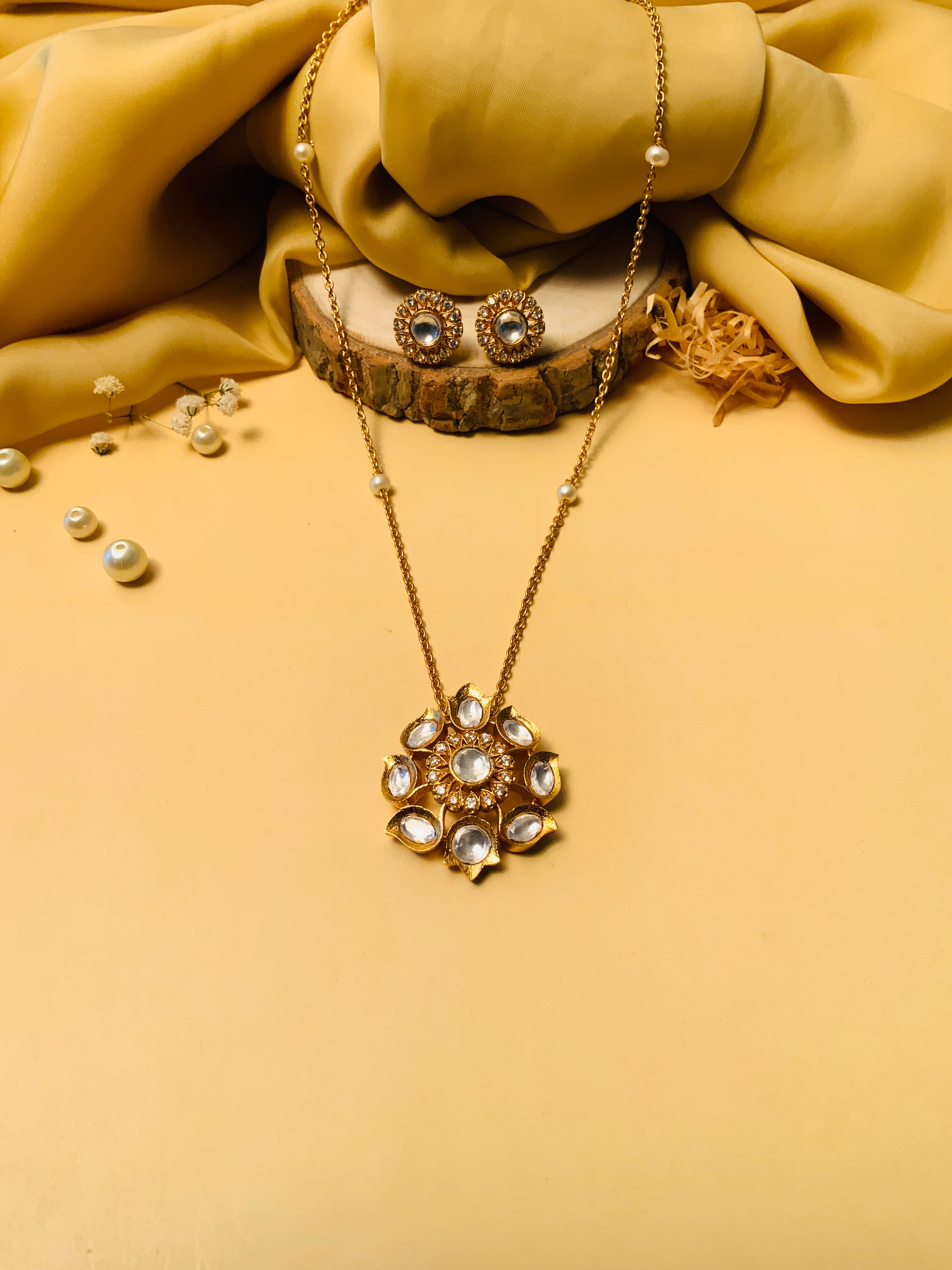 High Quality Navratna Stone Pendant and Chain