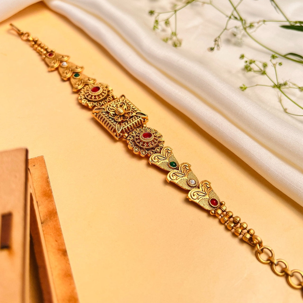 Source Fashion fancy gold hand chain bracelet design for girls+bracelet  gold on m.alibaba.com