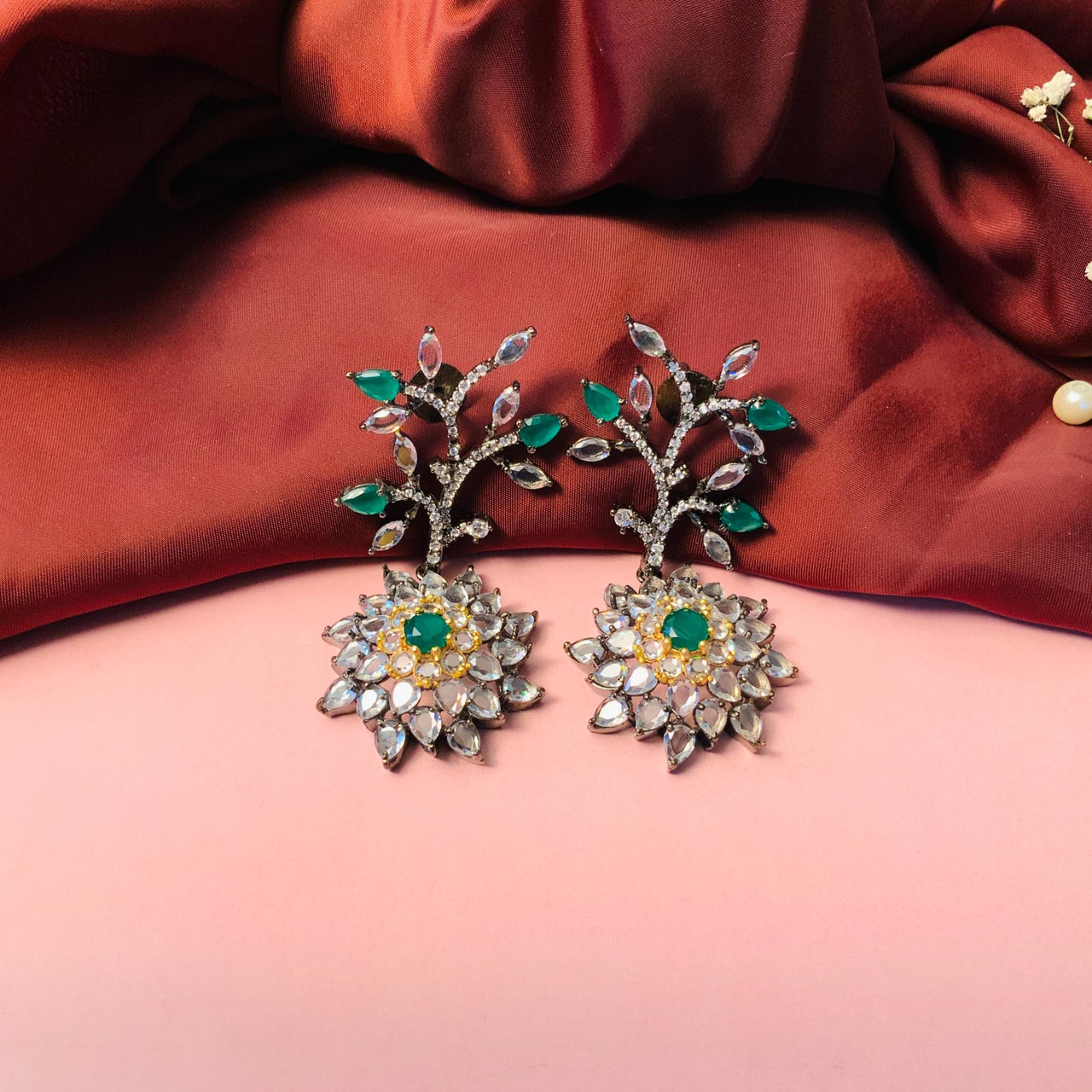 Gorgeous Victorian Silver Tone Green-White Flower Earring