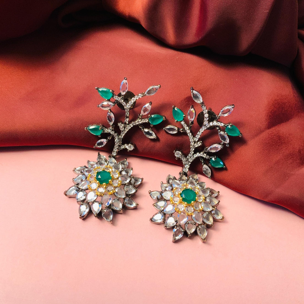 Gorgeous Victorian Silver Tone Green-White Flower Earring