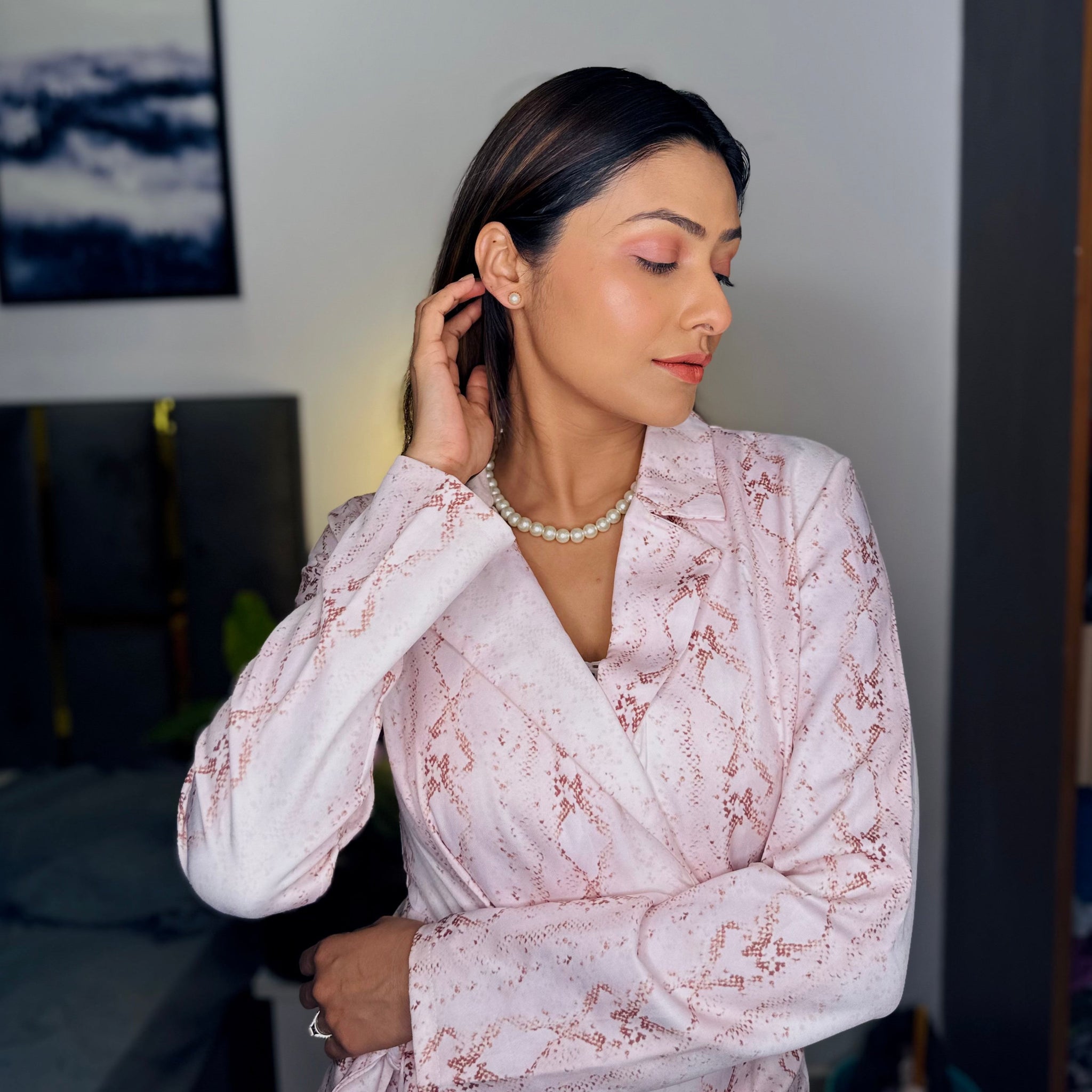 Mehreen Rahman Beautiful Round Artificial Pearl Necklace