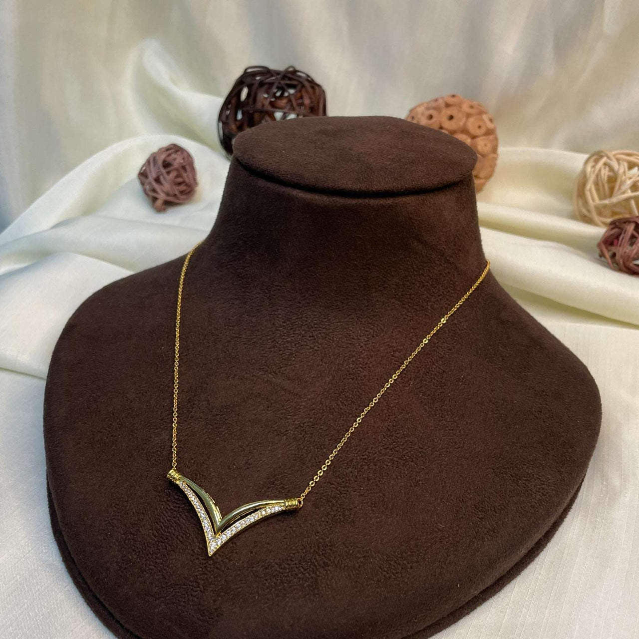 Alluring Gold Diamond Pendant & Chain - Abdesignsjewellery