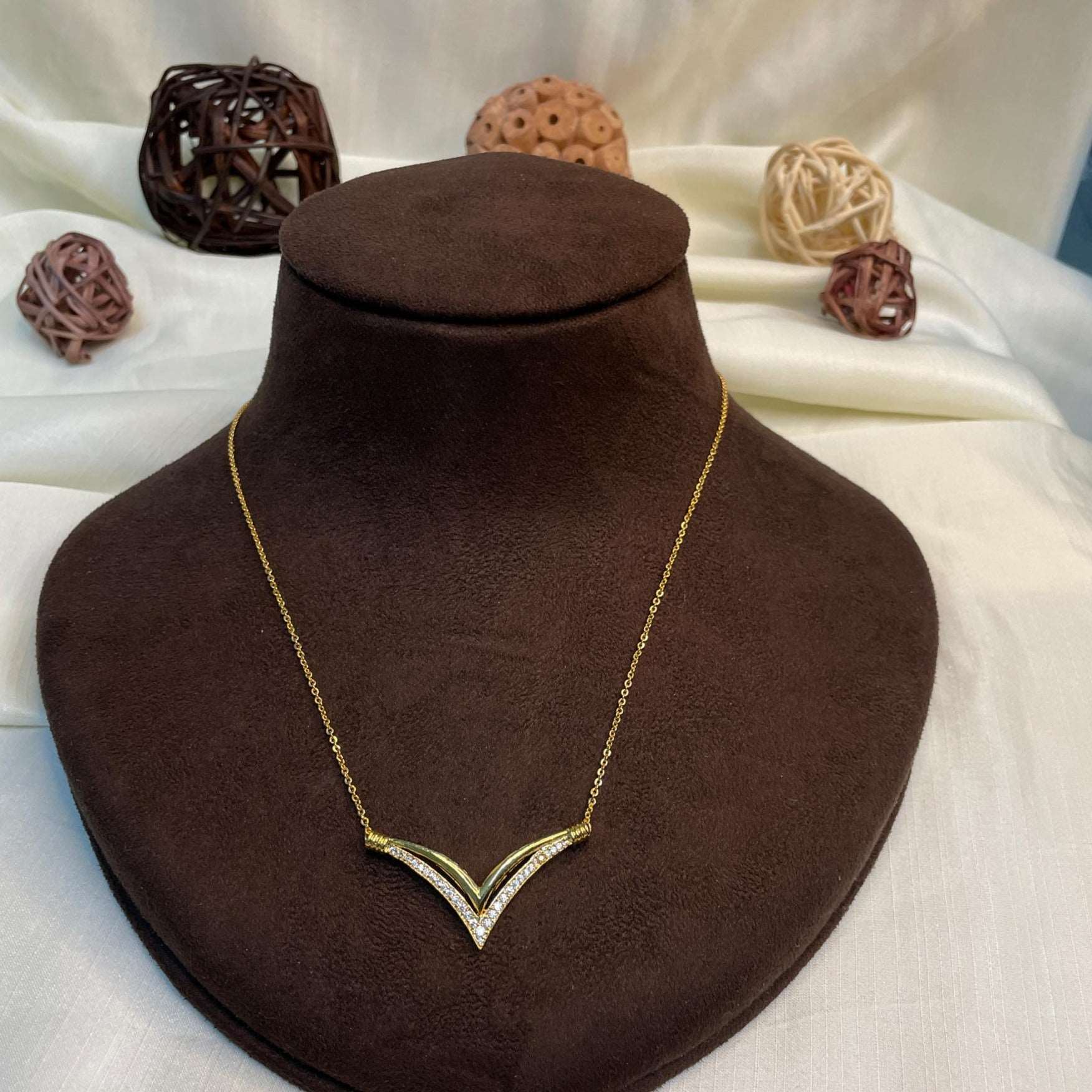 Alluring Gold Diamond Pendant & Chain - Abdesignsjewellery