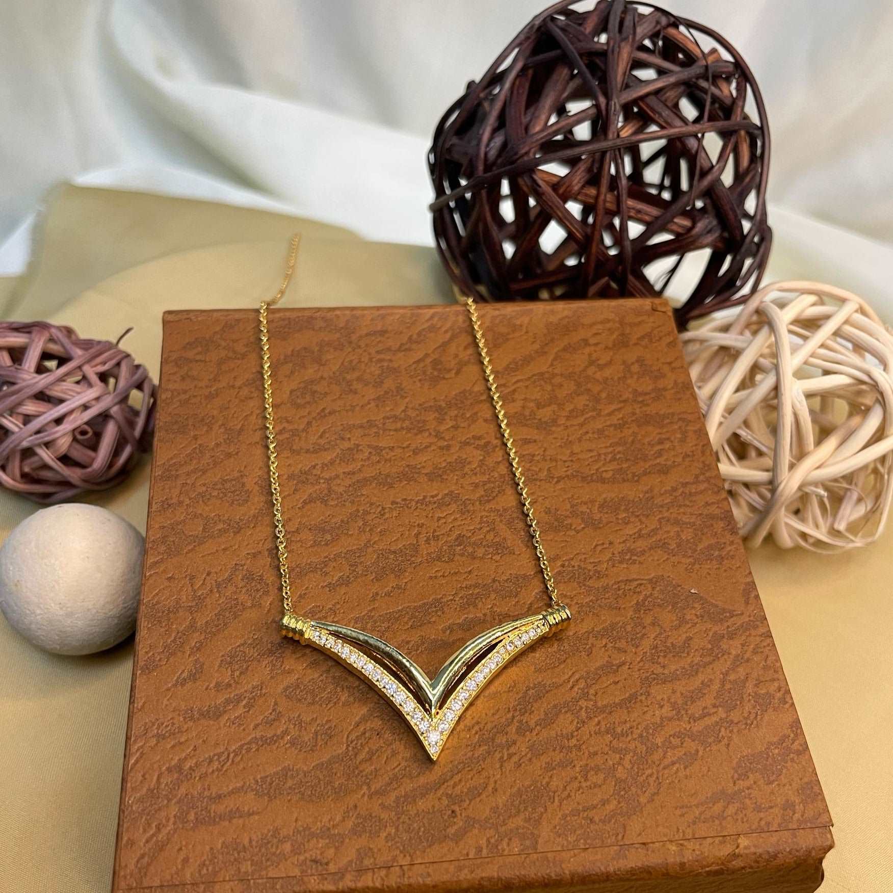 Alluring Gold Diamond Pendant & Chain - Abdesignsjewellery
