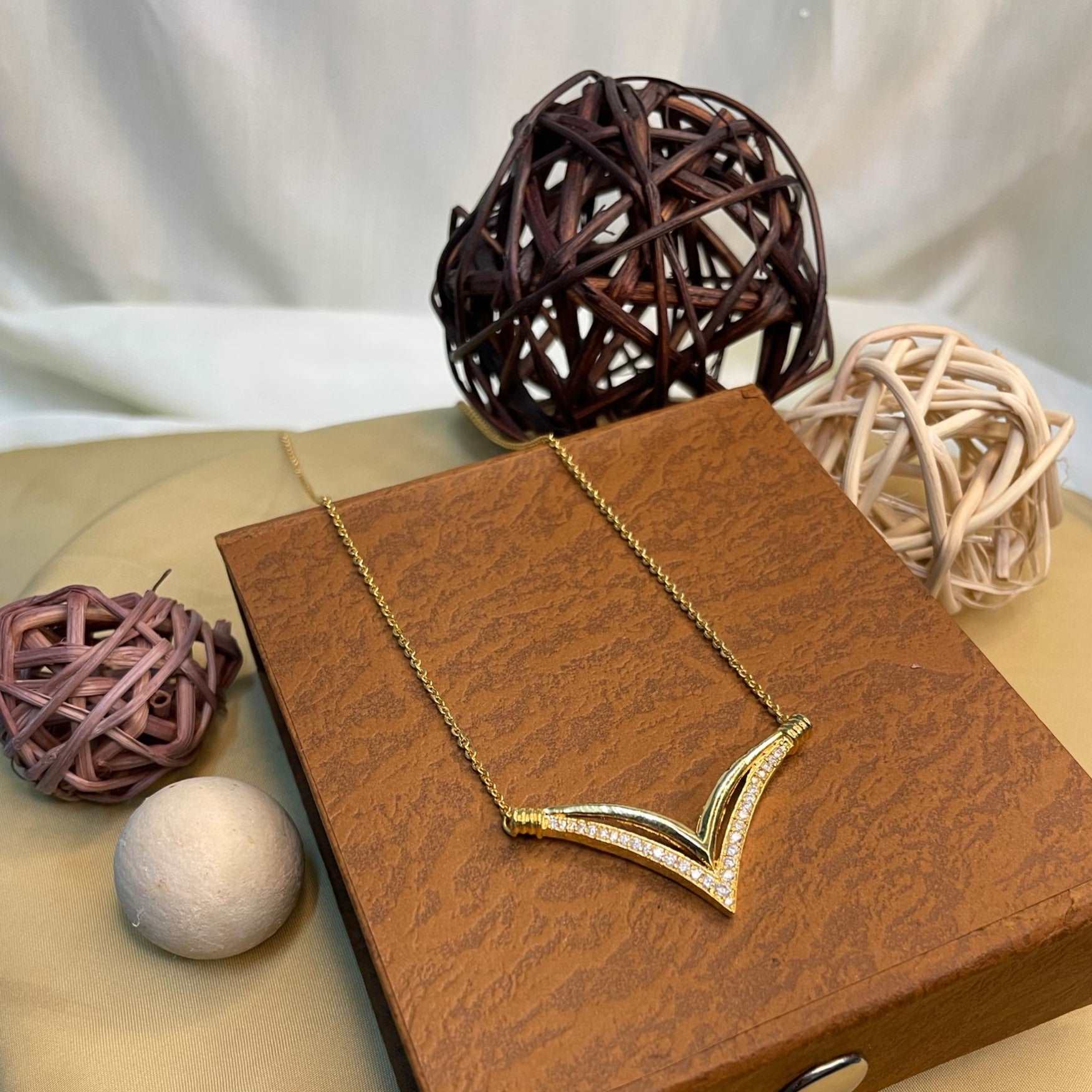 Alluring Gold Diamond Pendant & Chain - Abdesignsjewellery