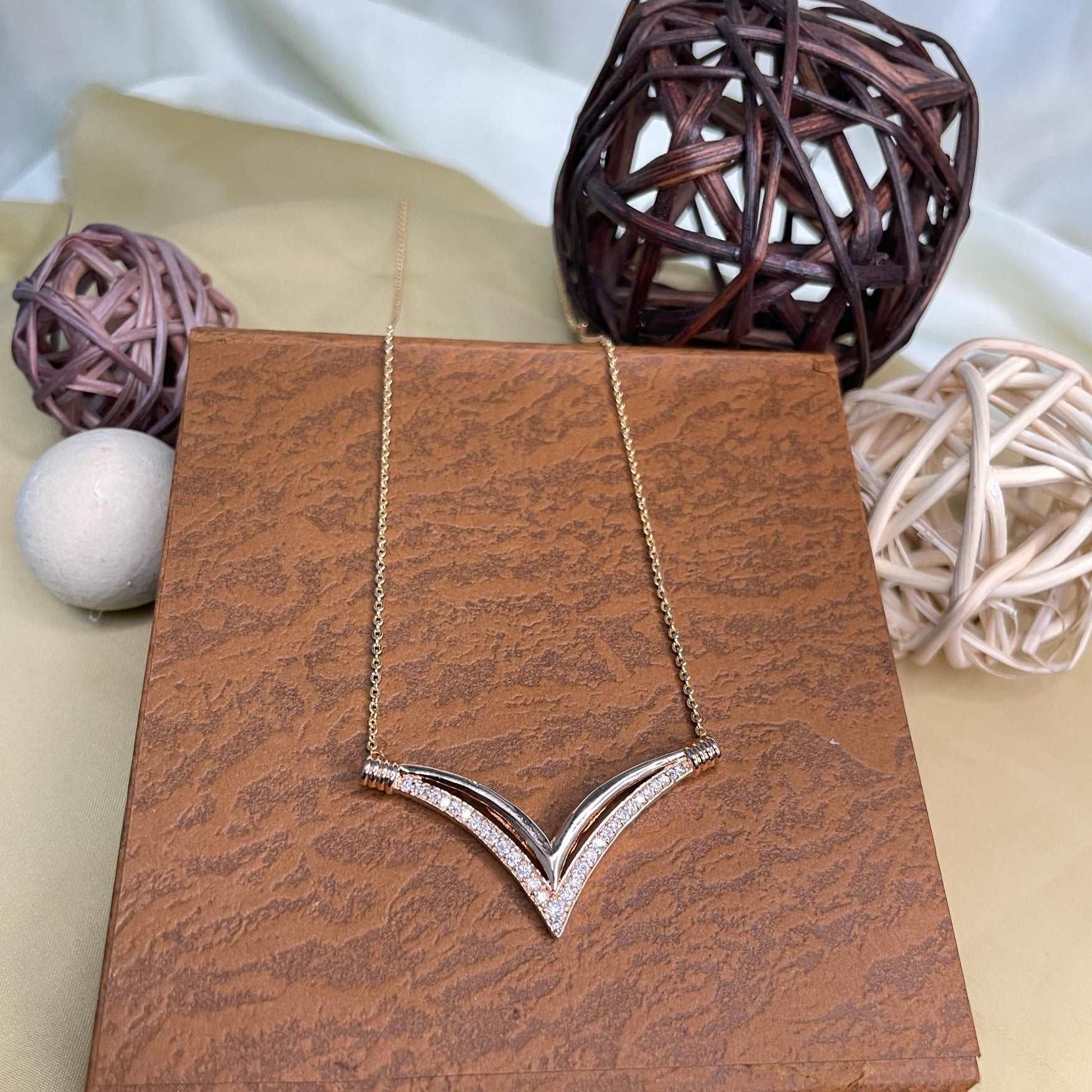 Alluring Gold Diamond Pendant & Chain - Abdesignsjewellery