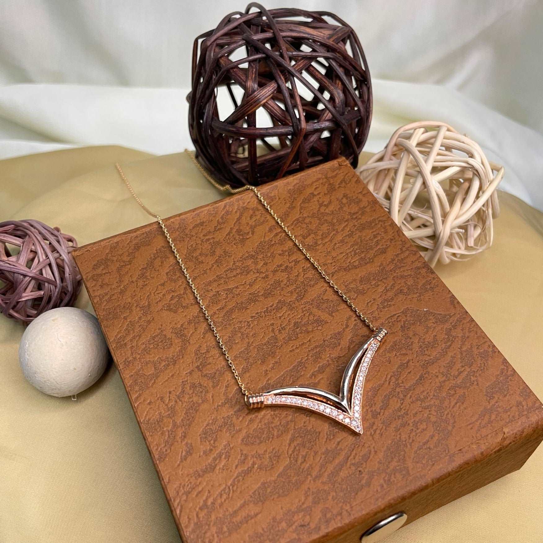 Alluring Gold Diamond Pendant & Chain - Abdesignsjewellery