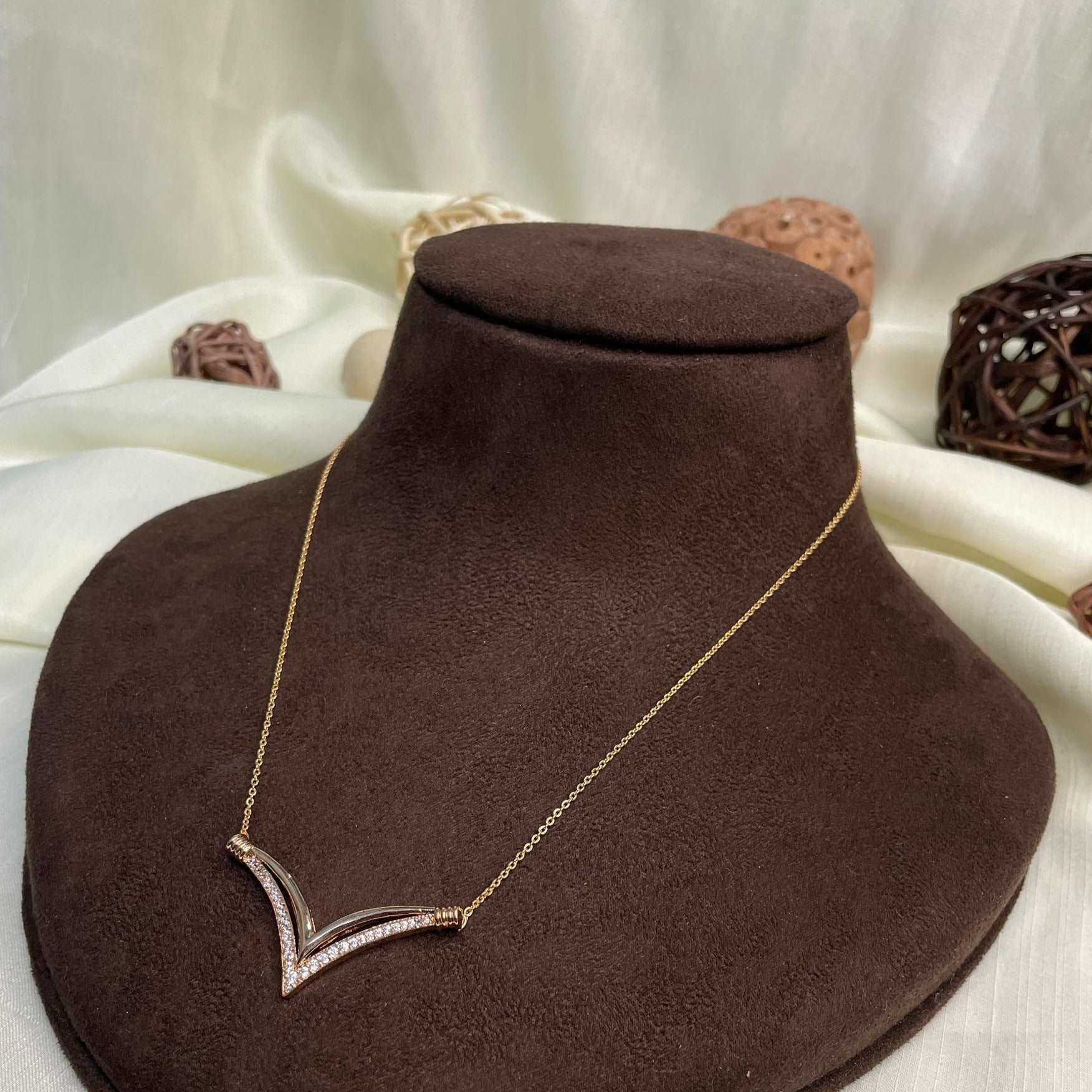 Alluring Gold Diamond Pendant & Chain - Abdesignsjewellery