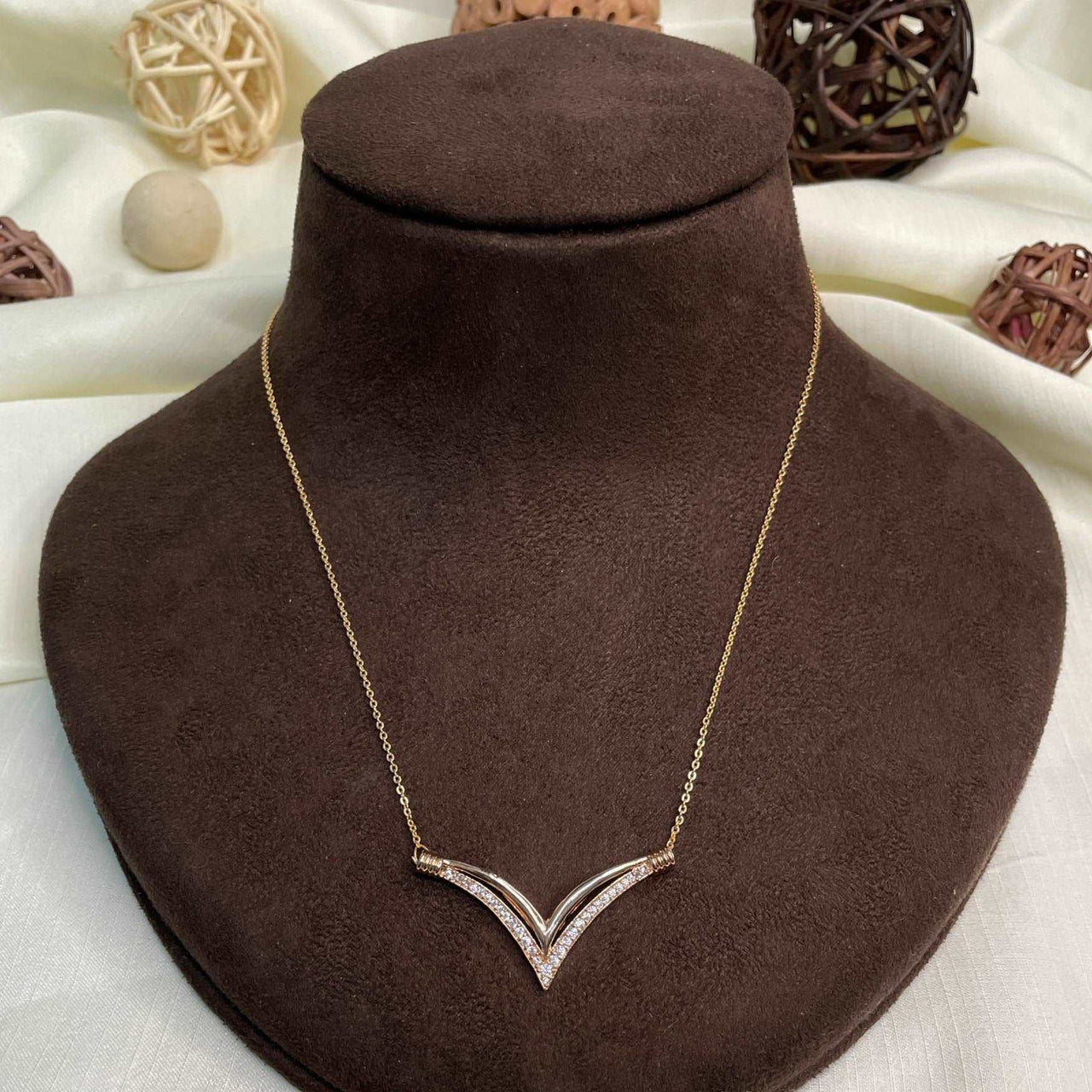 Alluring Gold Diamond Pendant & Chain - Abdesignsjewellery