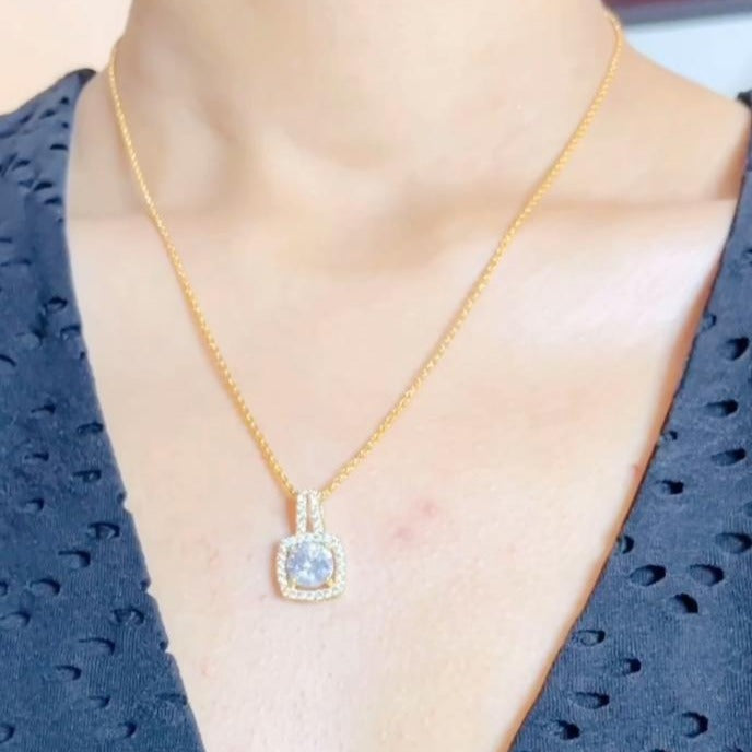 Khusboo Pradhan Round Gold Pendant Necklace Chain