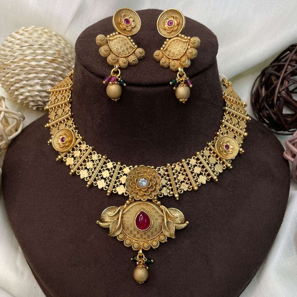 Adorable Kemp Stone Studded Short Necklace - Abdesignsjewellery