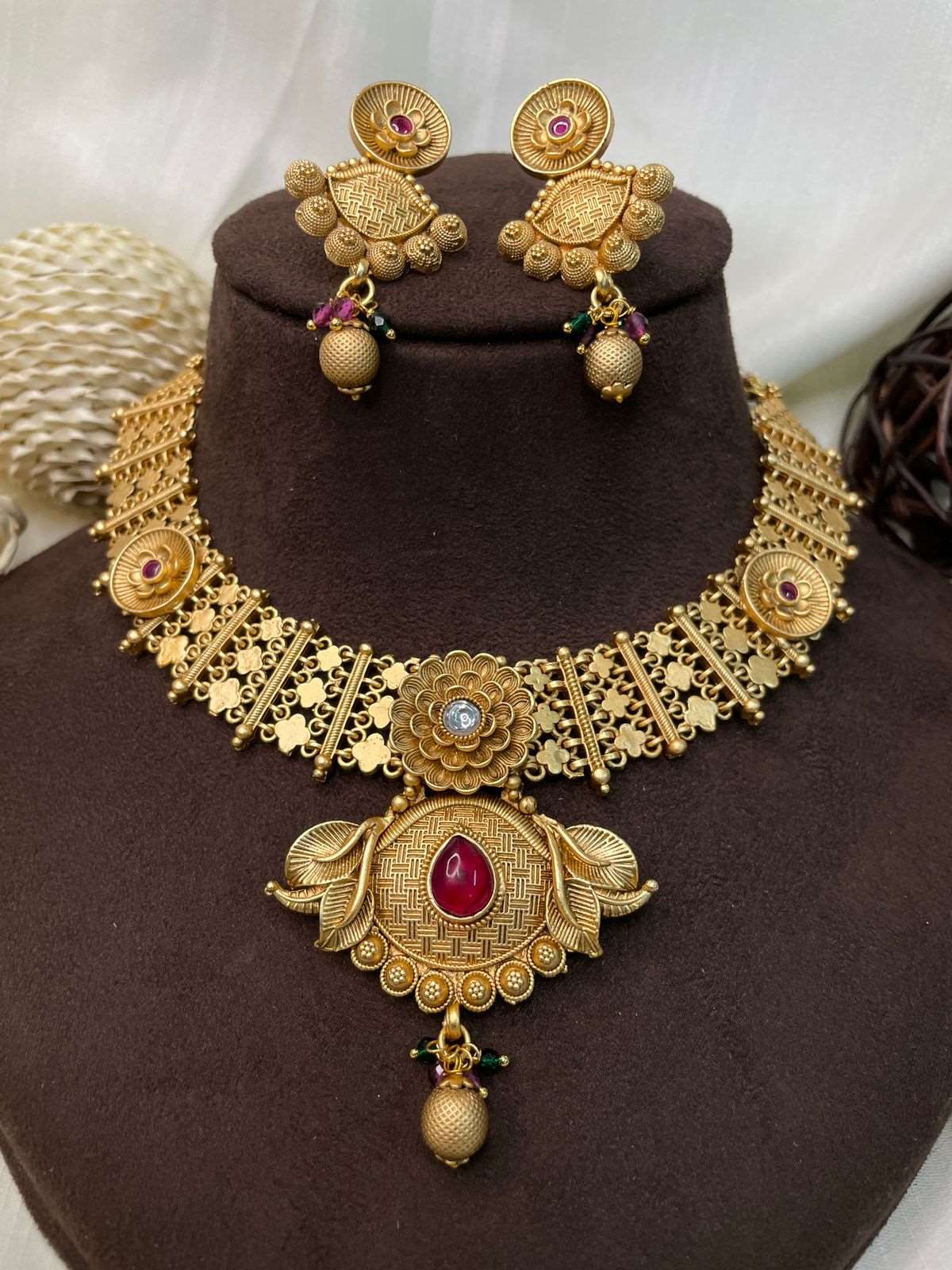 Adorable Kemp Stone Studded Short Necklace - Abdesignsjewellery