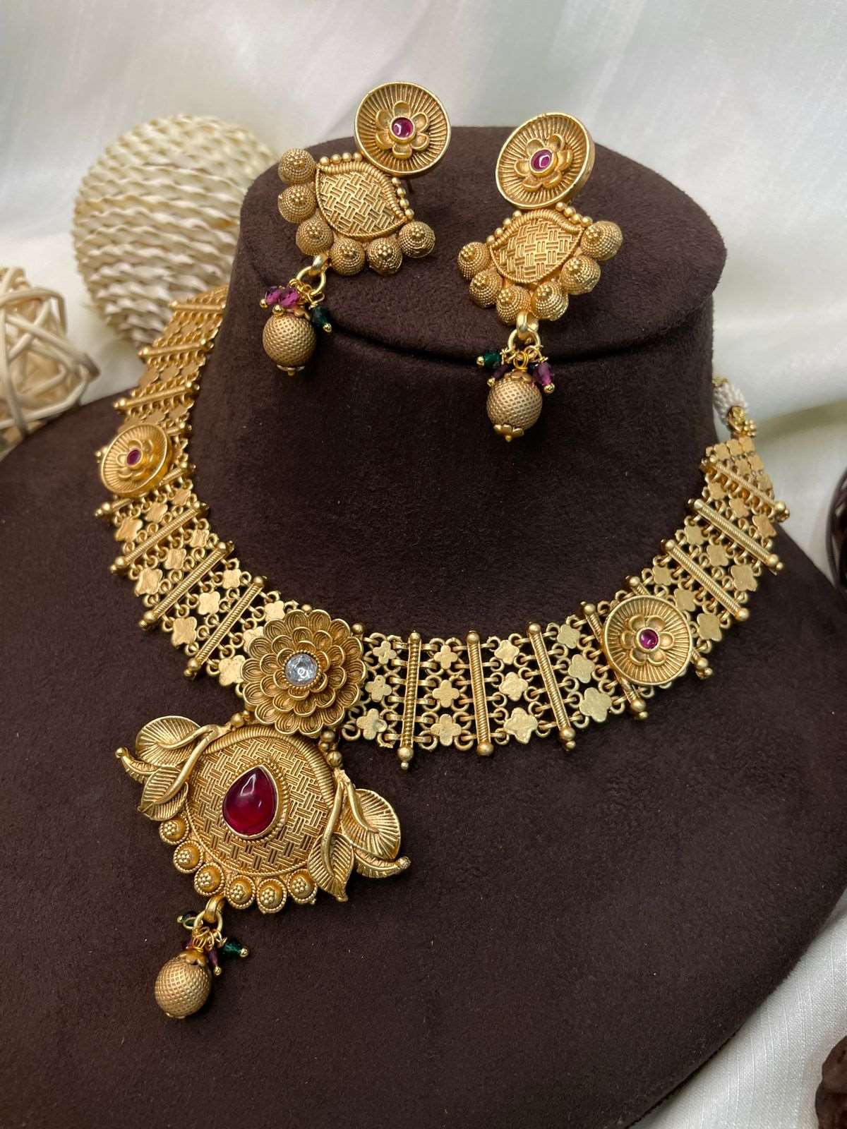 Adorable Kemp Stone Studded Short Necklace - Abdesignsjewellery