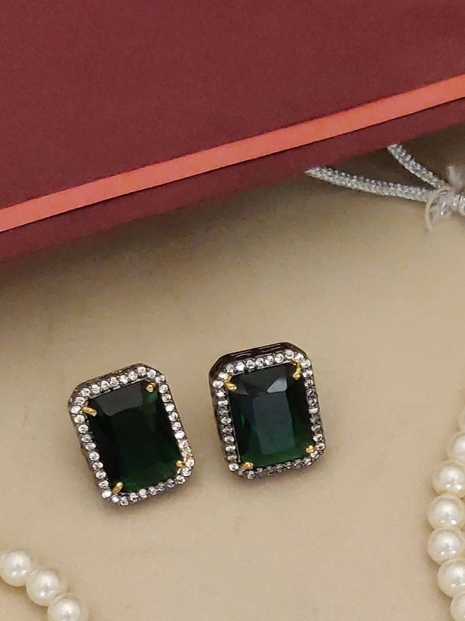 Alia bhatt silver plated pearl necklace set with emerald green halo stud earrings and pearls