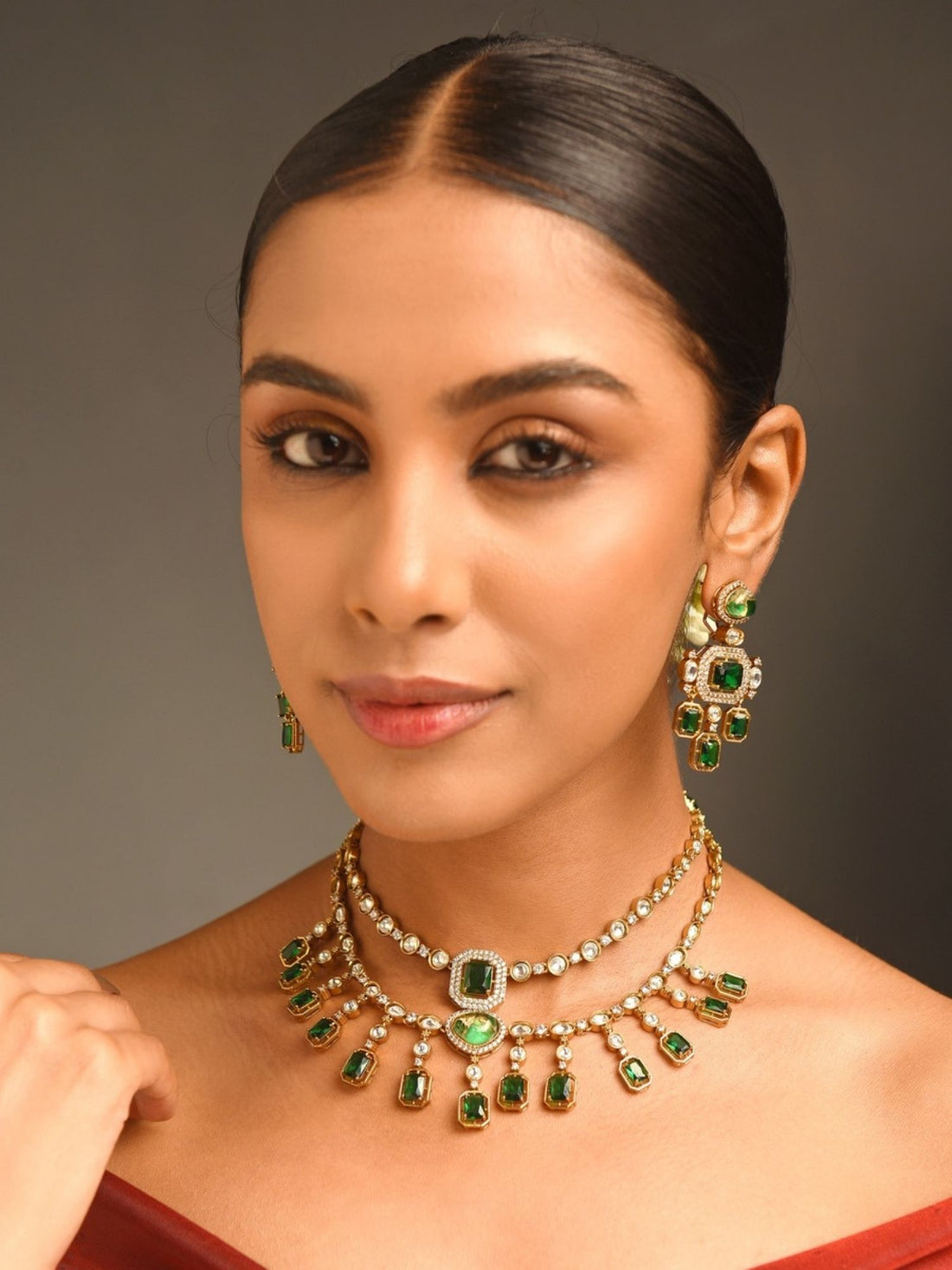Abdesignsjewellery model wearing green stone polki choker with matching drop earrings bridal polki necklace and earrings