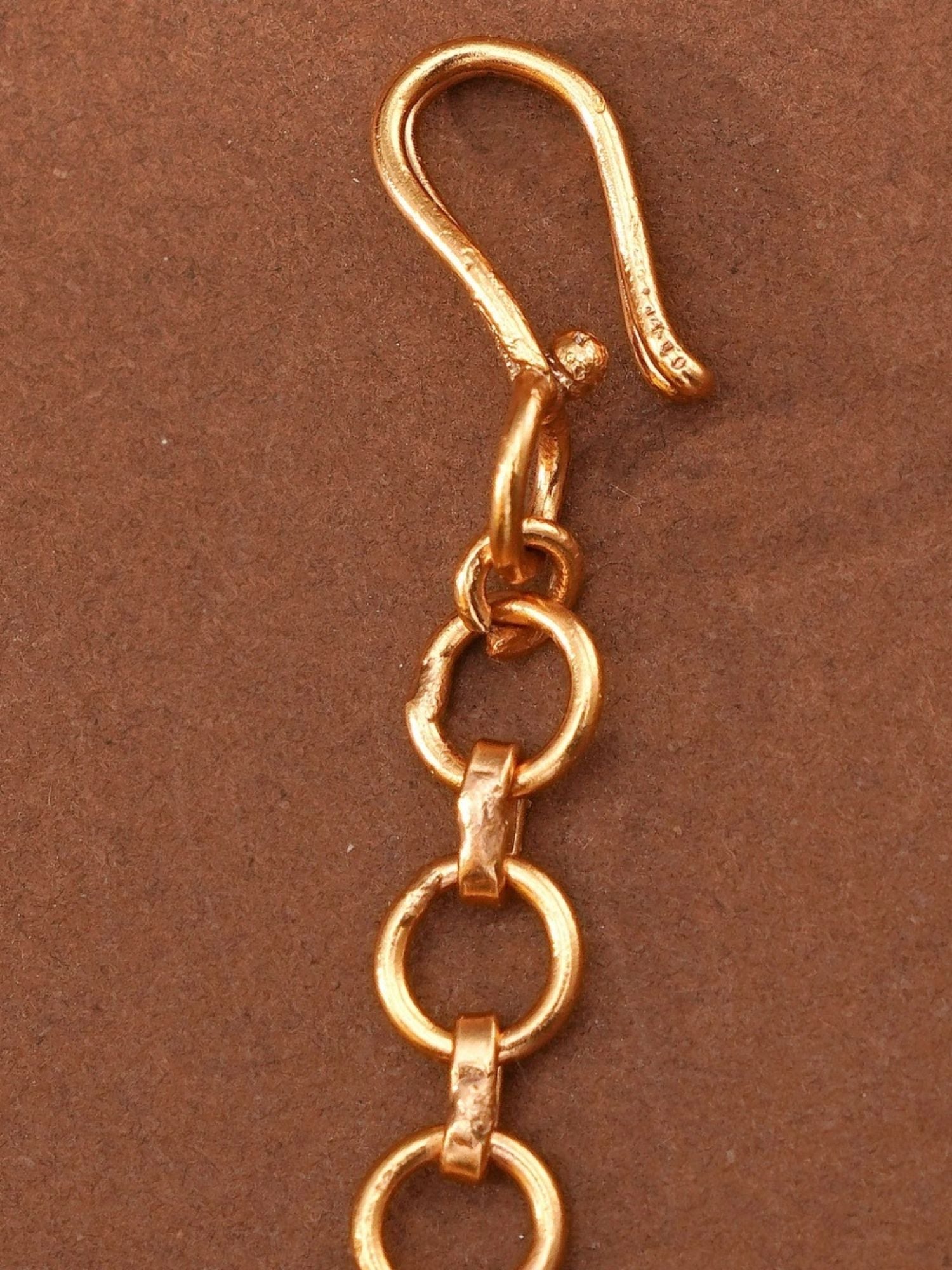 Abdesignsjewellery gold plated polki maangtikka close up of hook and linked chain detail in warm gold finish