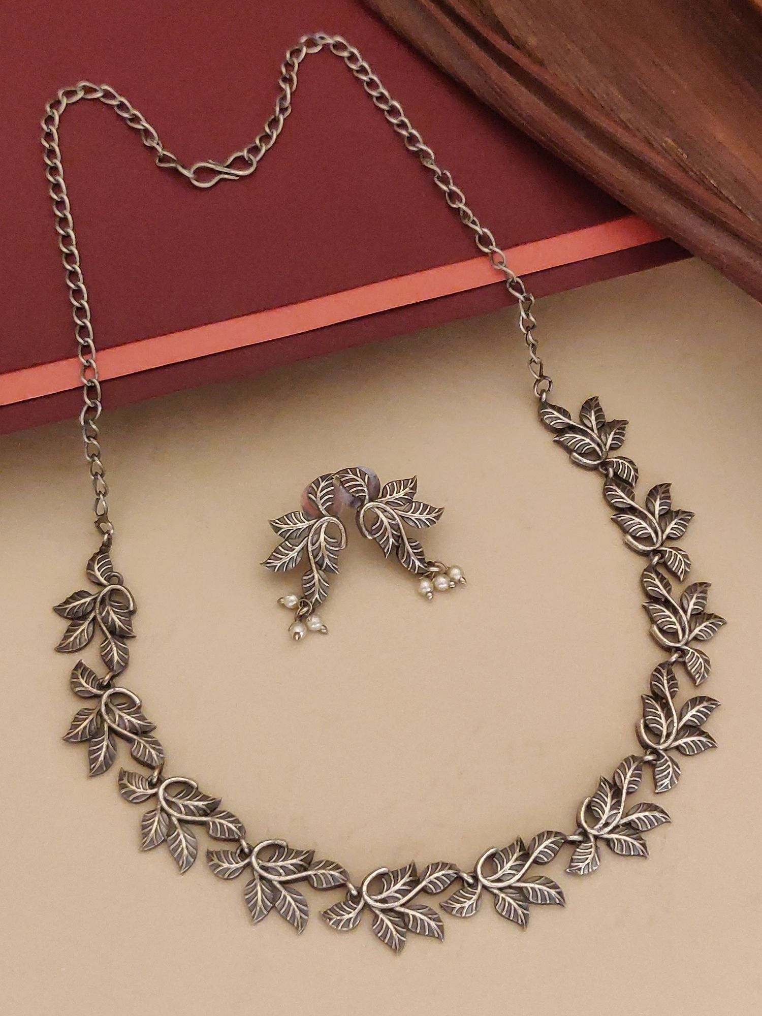 Abdesigns Jewellery Leaf Pattern Silver Necklace Set featuring intricate leaf-shaped links and matching earrings