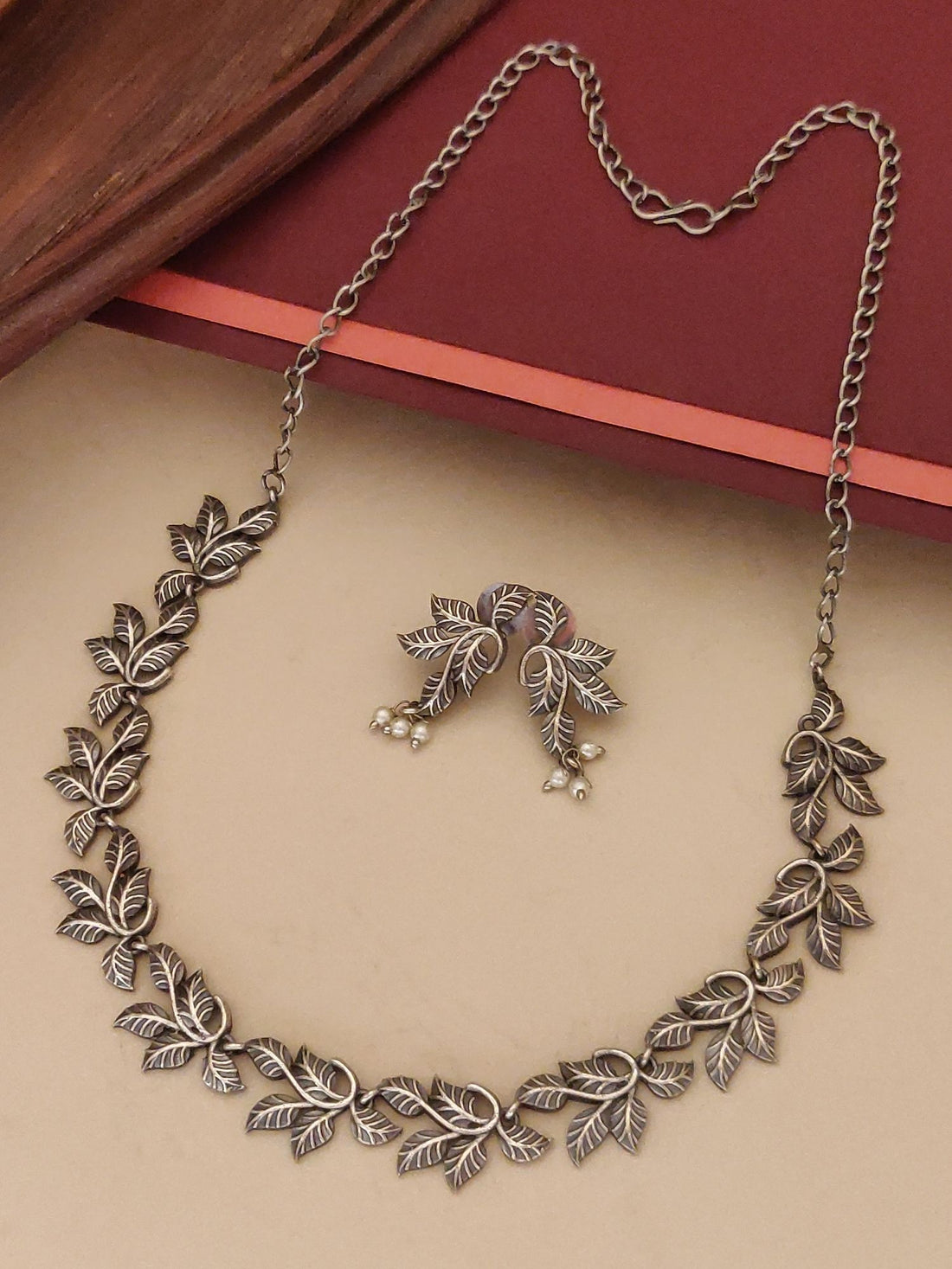 Abdesigns Jewellery Leaf Pattern Silver Necklace Set featuring detailed leaf motifs and matching earrings