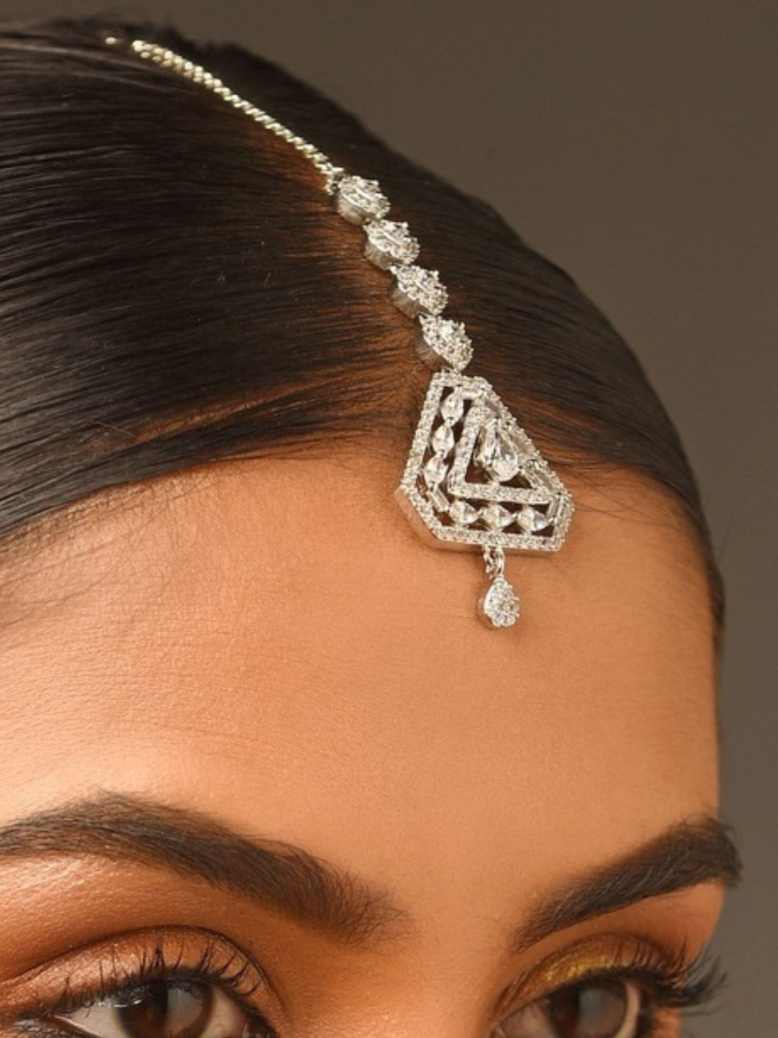 Solitaire diamond maangtikka by Abdesignsjewellery on model with sleek center part and teardrop pendant