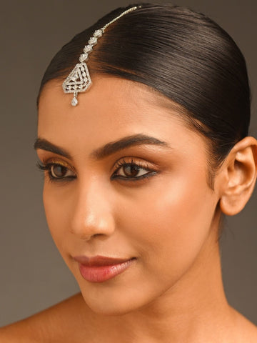 Solitaire diamond maangtikka by Abdesignsjewellery on model with sleek center part and teardrop pendant