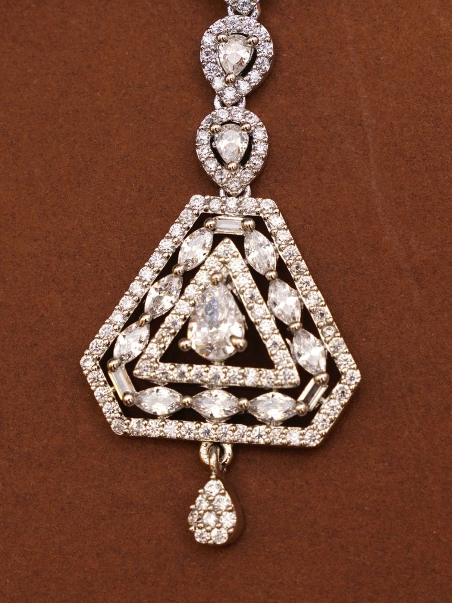 Solitaire diamond maangtikka from Abdesignsjewellery with pear center stone halo and dangling teardrop cluster