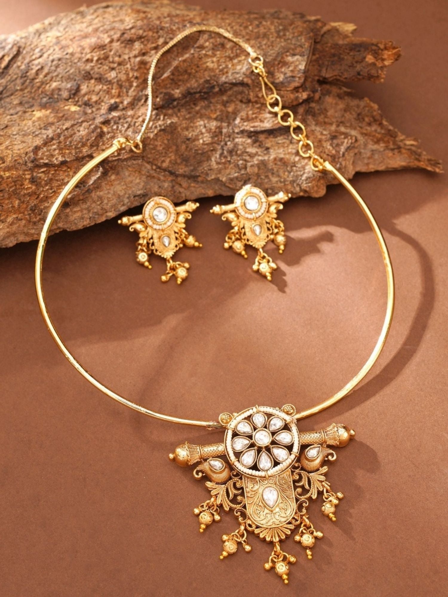 Abdesignsjewellery traditional Indian gold choker necklace with kundan floral pendant and matching earrings