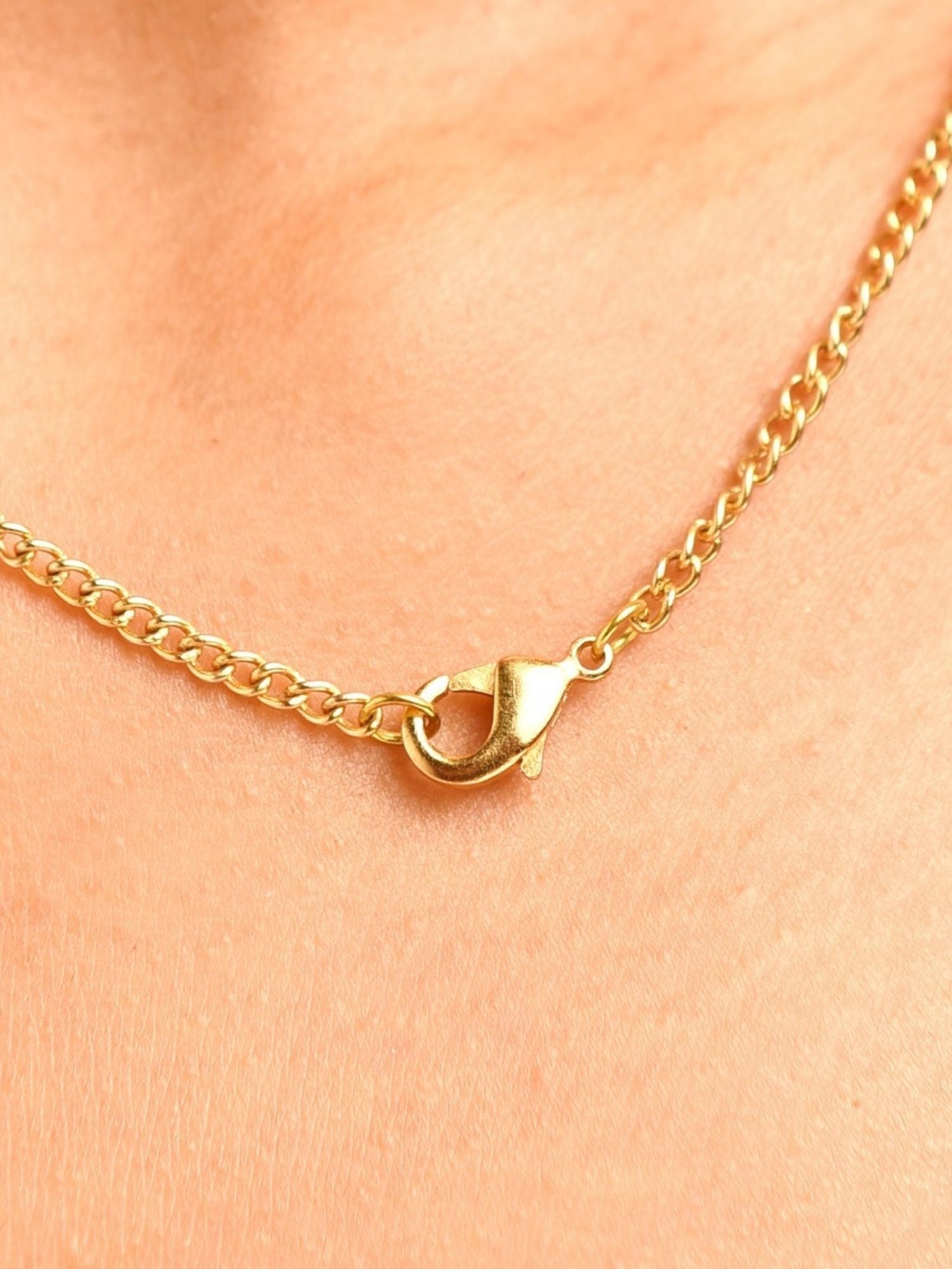 Vibrant Gold Plated Polki Pendant Chain With Earrings close up of gold curb chain and lobster clasp on neckline