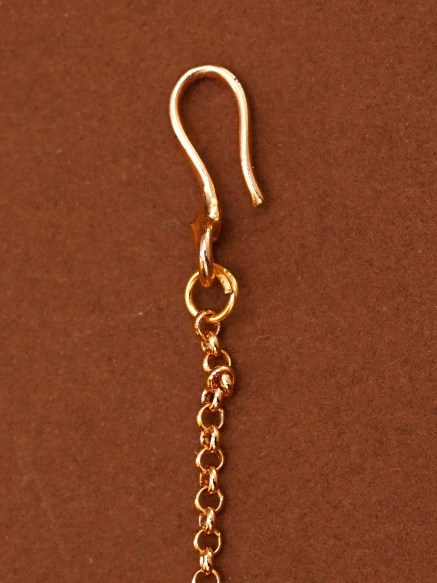 Close-up of gold hook and chain detail on Gold Plated Kundan Maangtikka by Abdesignsjewellery