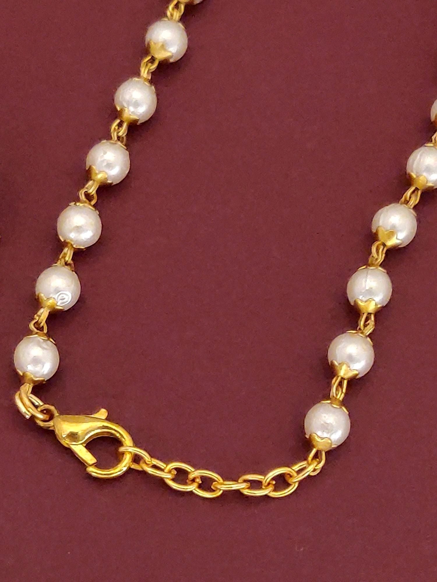 Elegant traditional gold plated necklace adorned with alternating pearls for a classic look