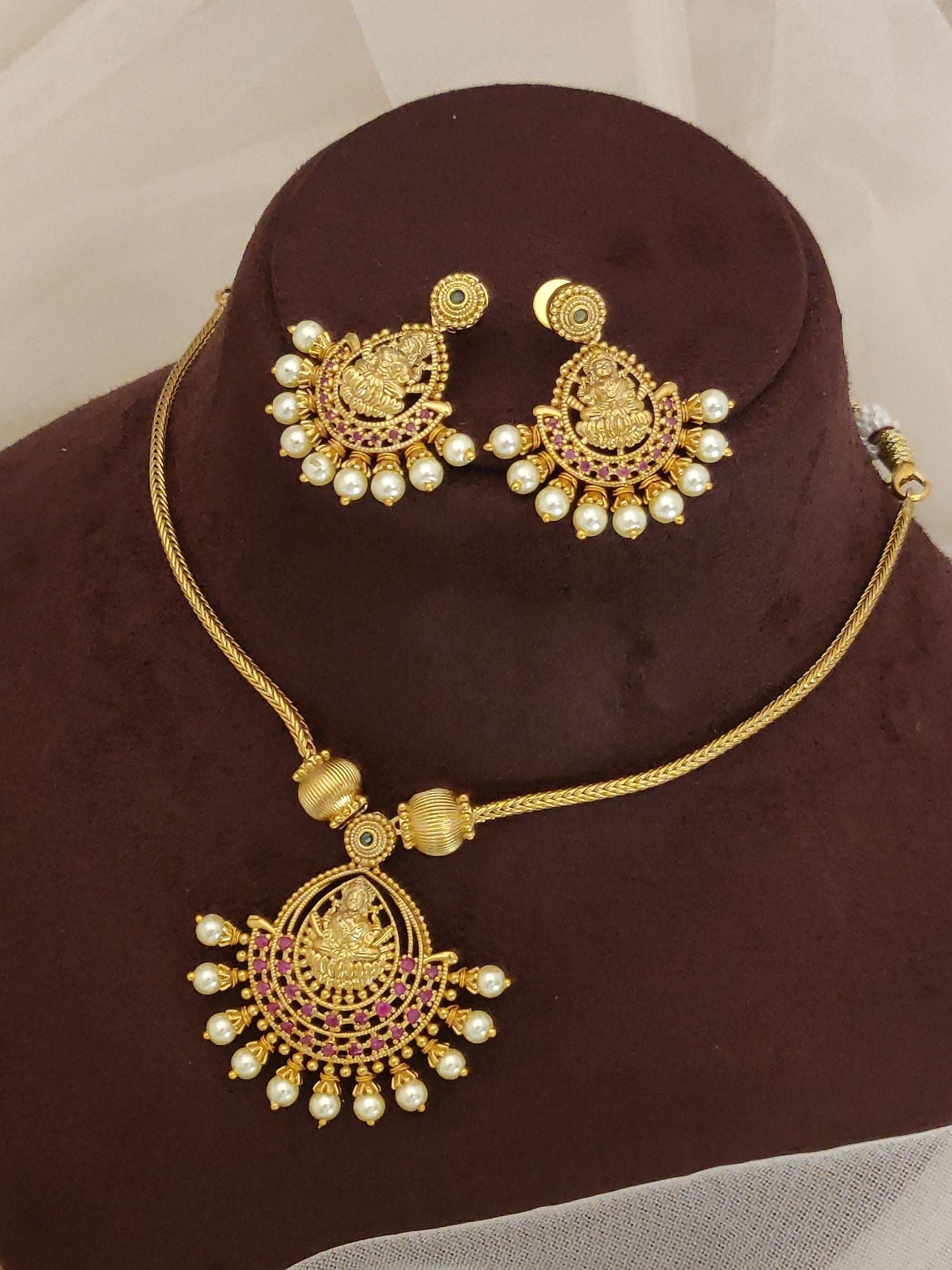 Abdesignsjewellery traditional Indian gold look necklace set with pearl drops and pink stone detailing matching earrings