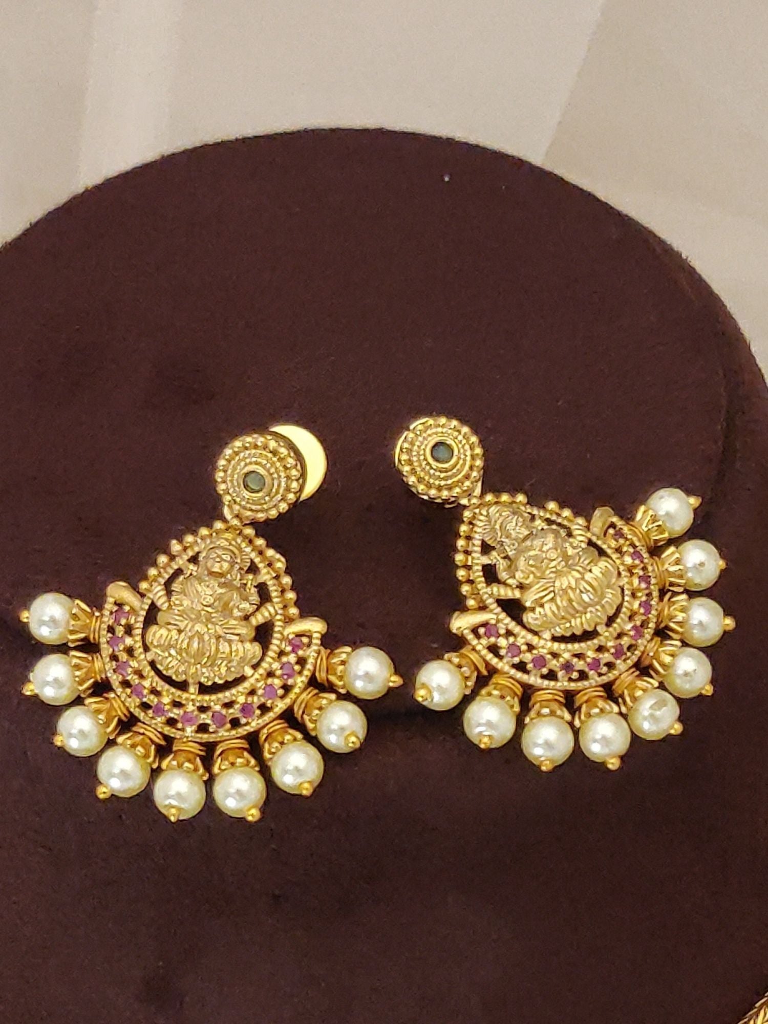 Abdesignsjewellery traditional Indian gold look necklace set showing temple motif gold earrings with pink stones and pearl drops