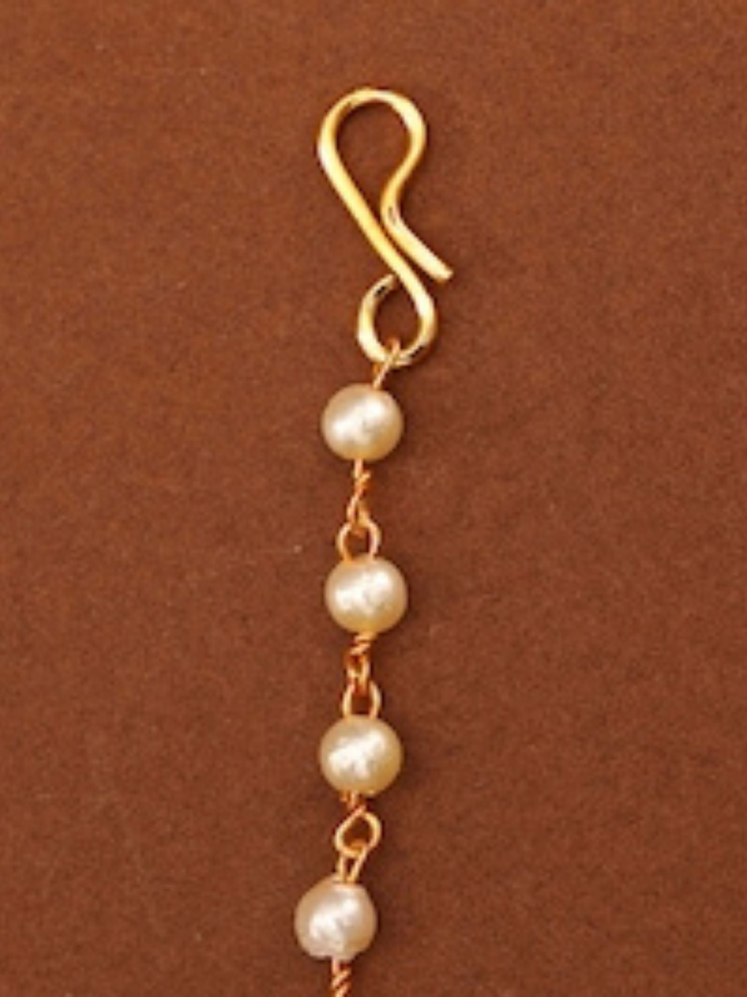 Traditional gold maangtikka with pearls hanging in a vertical design by Abdesignsjewellery