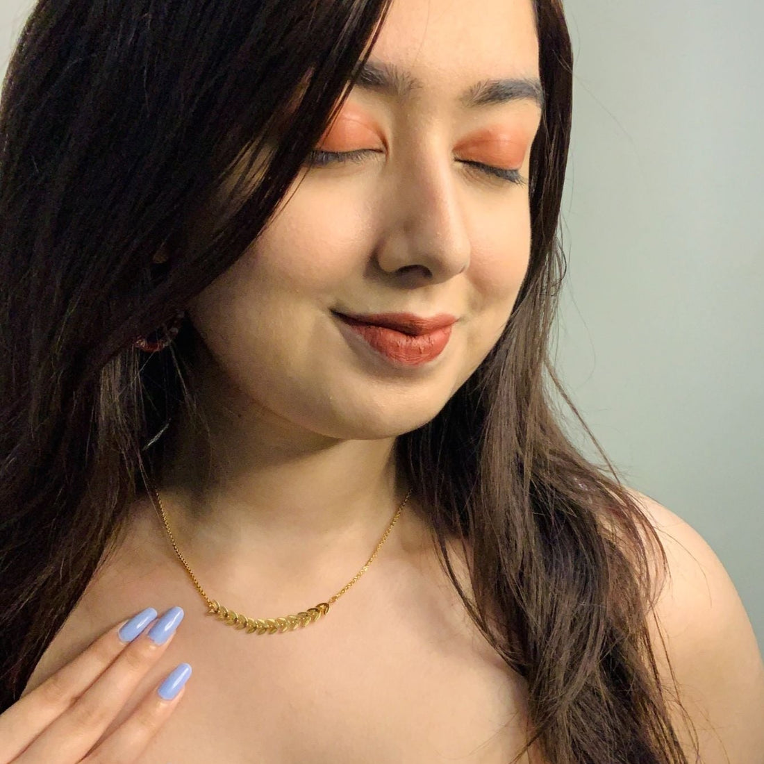 Manalika Das Simple Leaf Pattern Necklace