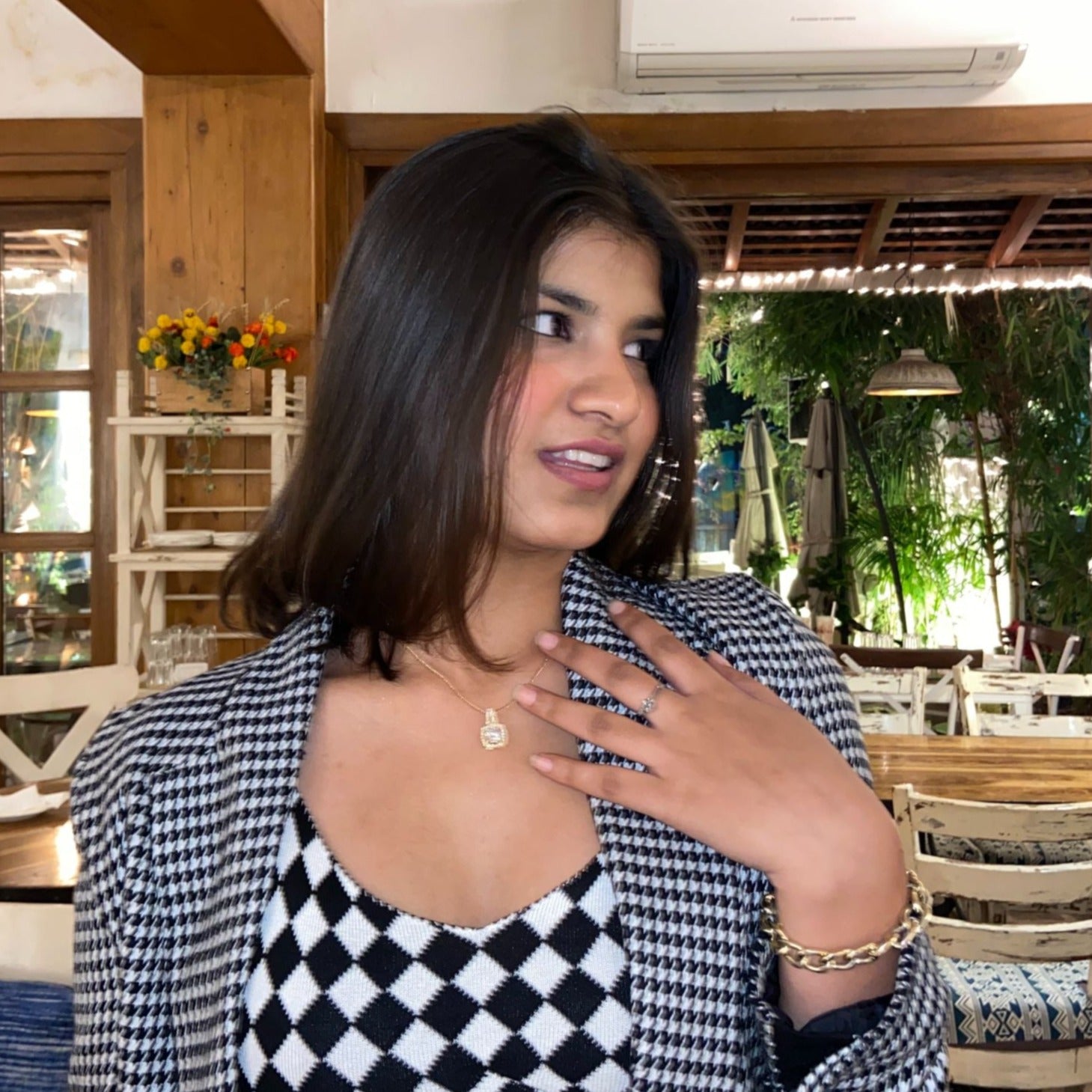 Neha Singla Round Gold Pendant Necklace Chain