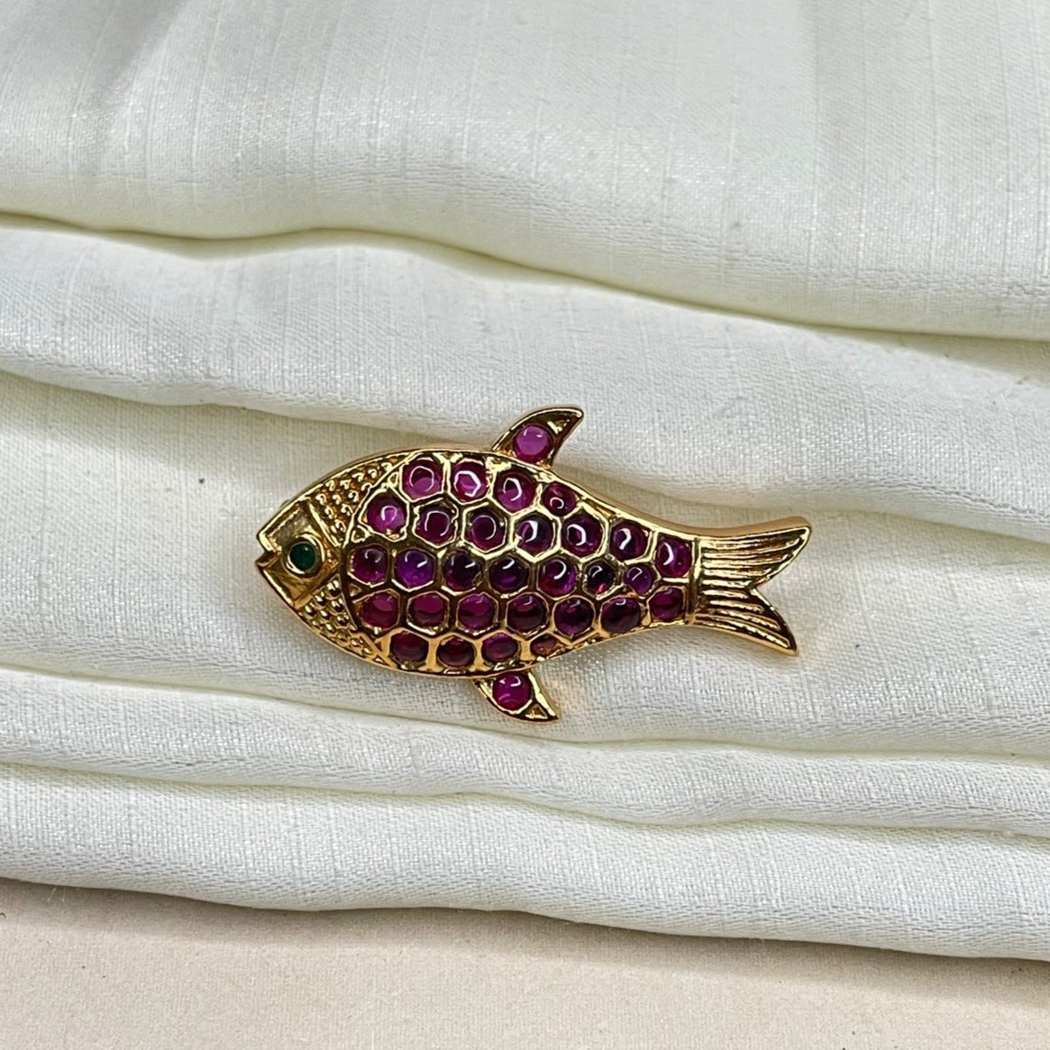 High Quality Antique Fish Style Kemp Stone Saree Pin - Abdesignsjewellery