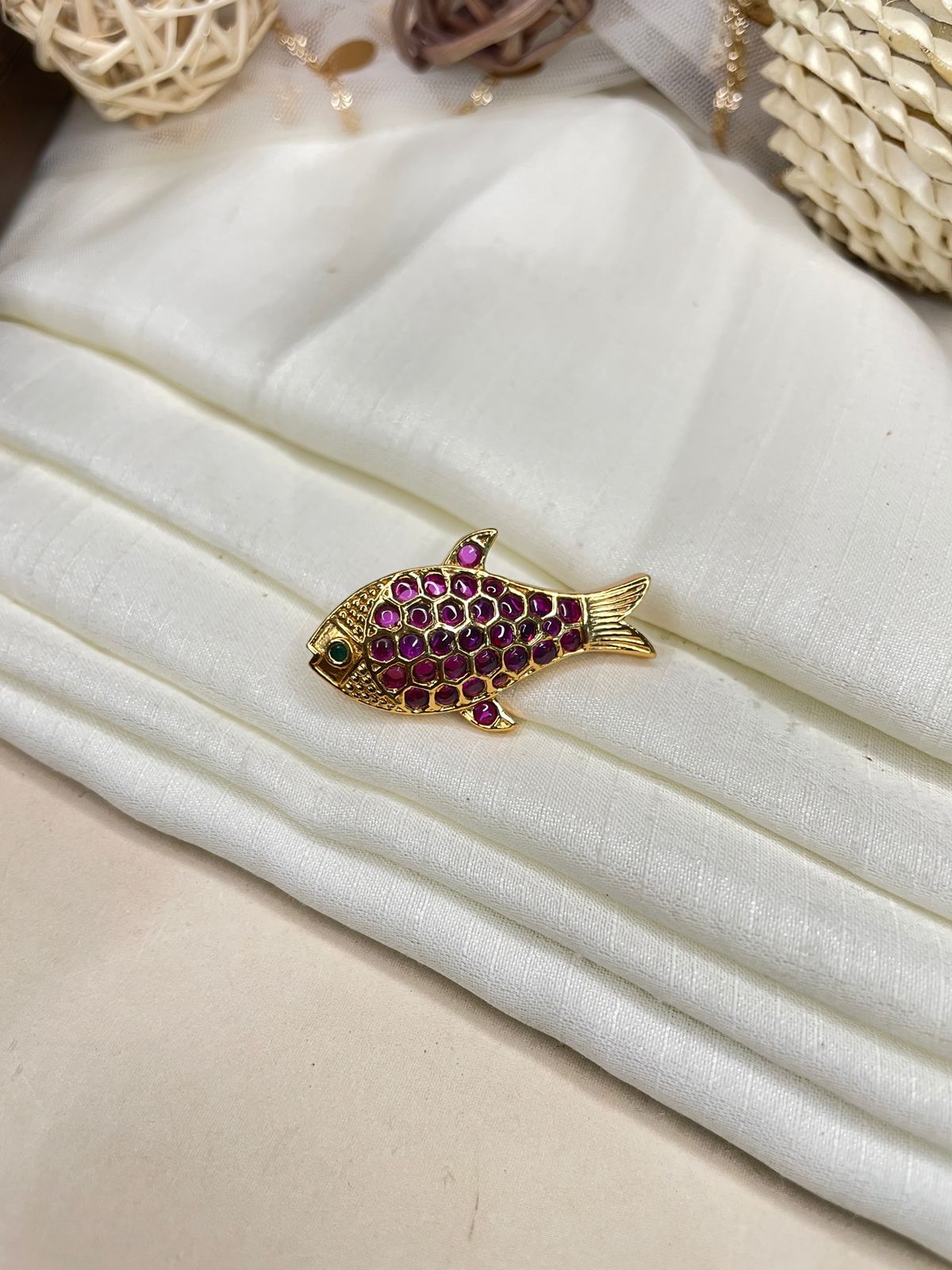 High Quality Antique Fish Style Kemp Stone Saree Pin - Abdesignsjewellery
