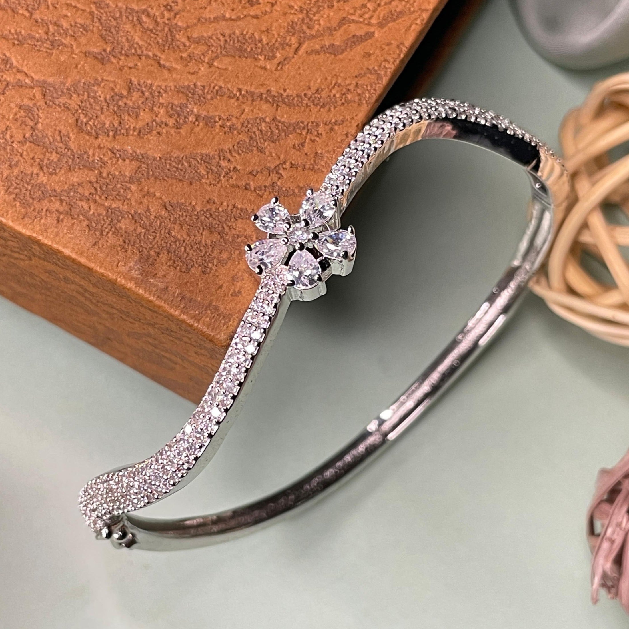 High Quality Silver Cz Hand Bracelet