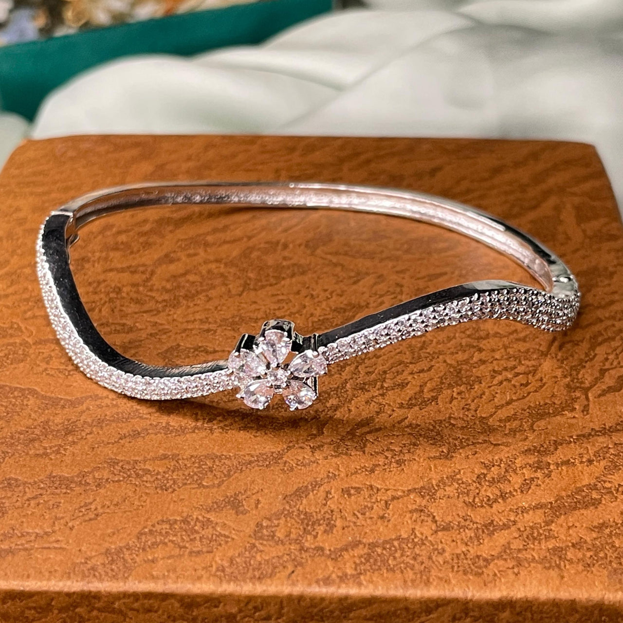 High Quality Silver Cz Hand Bracelet