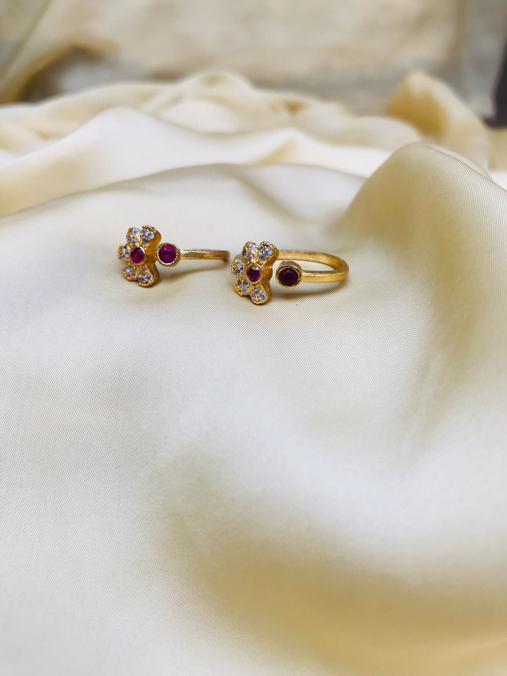 Pretty Petel Shape Gold Toe Rings - Abdesignsjewellery