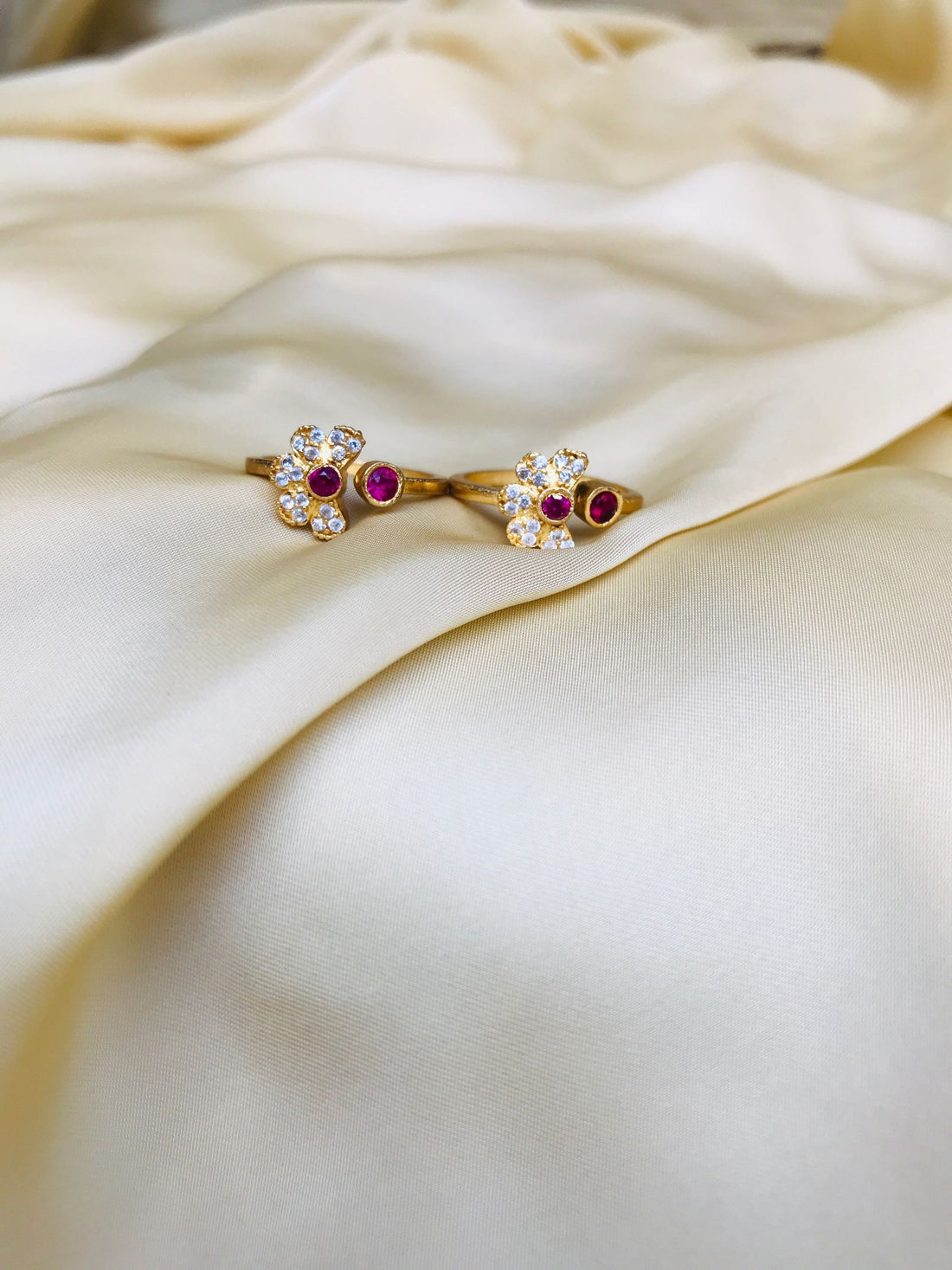 Pretty Petel Shape Gold Toe Rings - Abdesignsjewellery