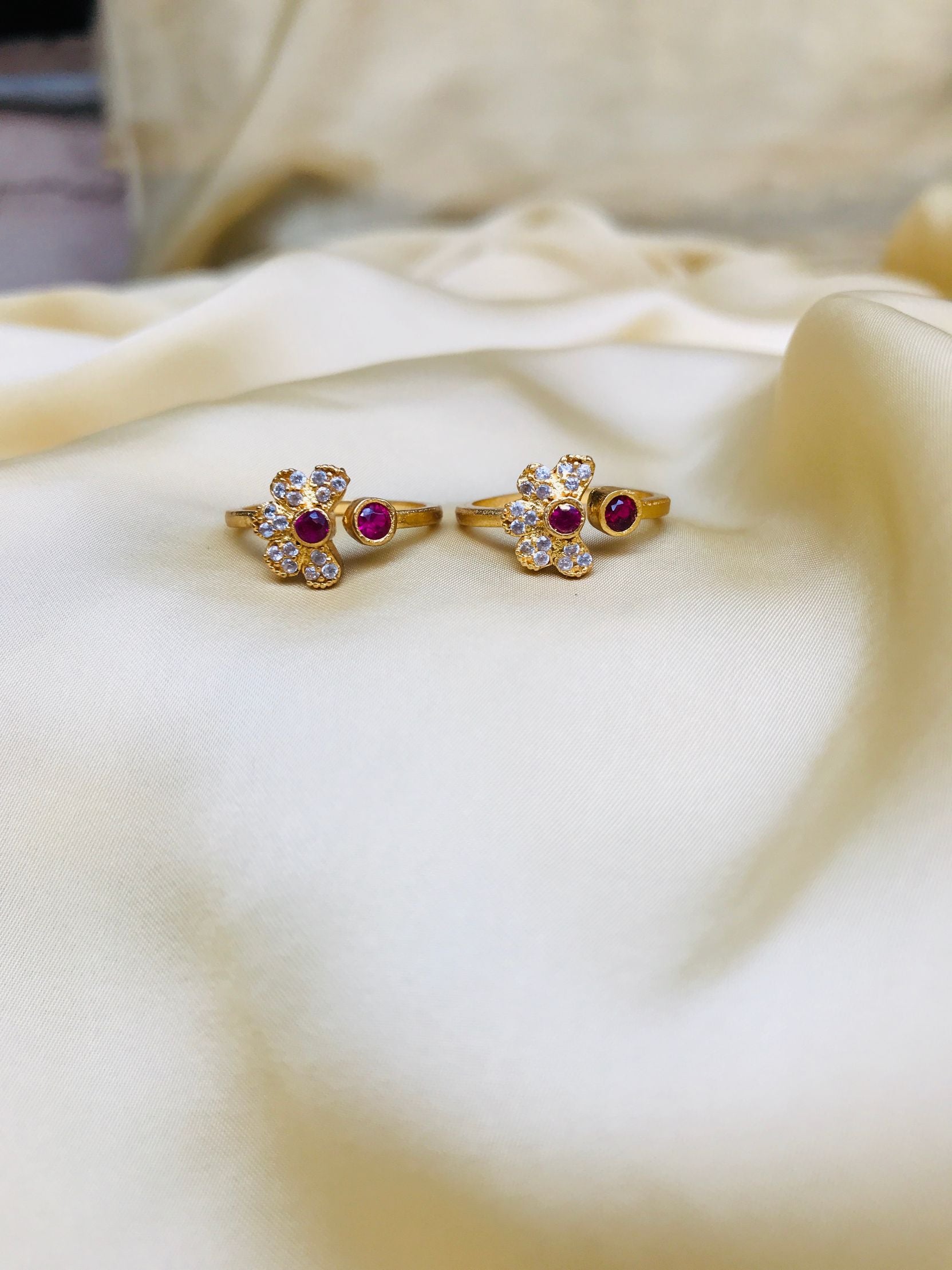 Pretty Petel Shape Gold Toe Rings - Abdesignsjewellery