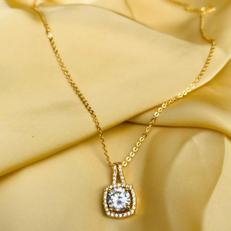 Neha Singla Round Gold Pendant Necklace Chain